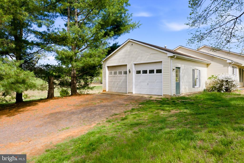 4004 INDIAN RUN RD, AMISSVILLE, Virginia 20106, 3 Bedrooms Bedrooms, ,2 BathroomsBathrooms,Residential,4004 INDIAN RUN RD,VACU2013326 MLS # VACU2013326