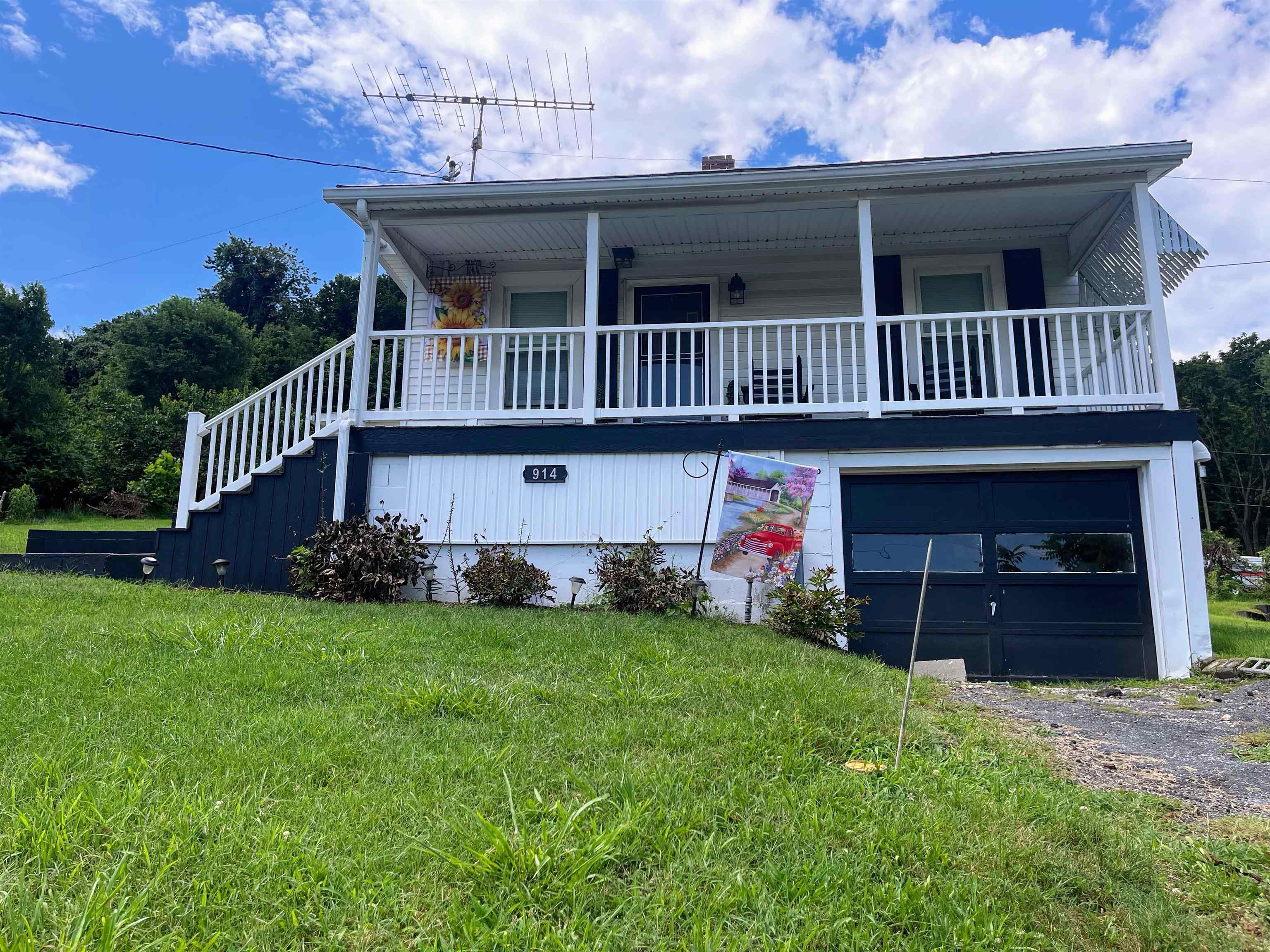 914 ALTA ST, STAUNTON, Virginia 24401, 3 Bedrooms Bedrooms, ,1 BathroomBathrooms,Residential,914 ALTA ST,667408 MLS # 667408