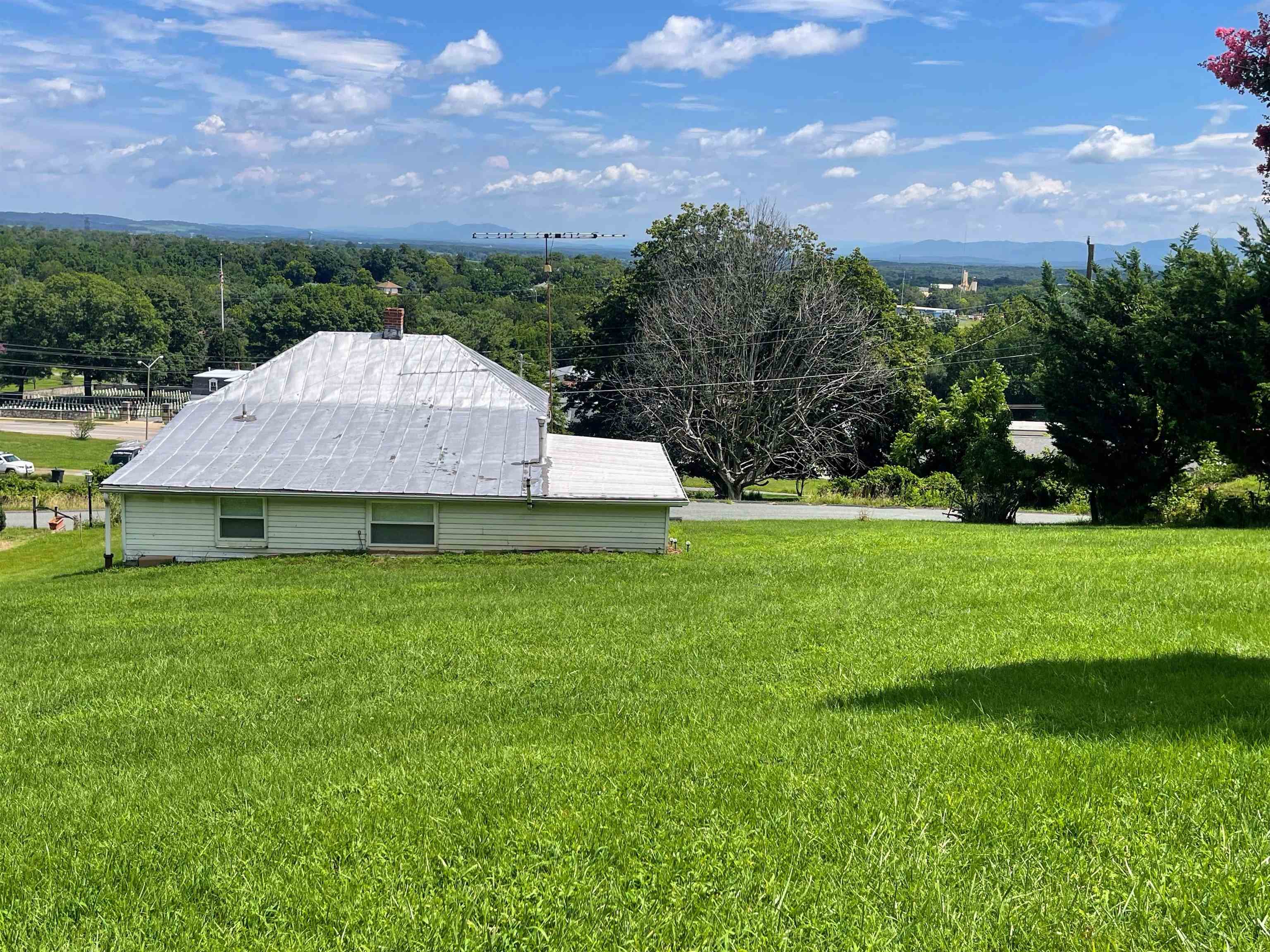 914 ALTA ST, STAUNTON, Virginia 24401, 3 Bedrooms Bedrooms, ,1 BathroomBathrooms,Residential,914 ALTA ST,667408 MLS # 667408