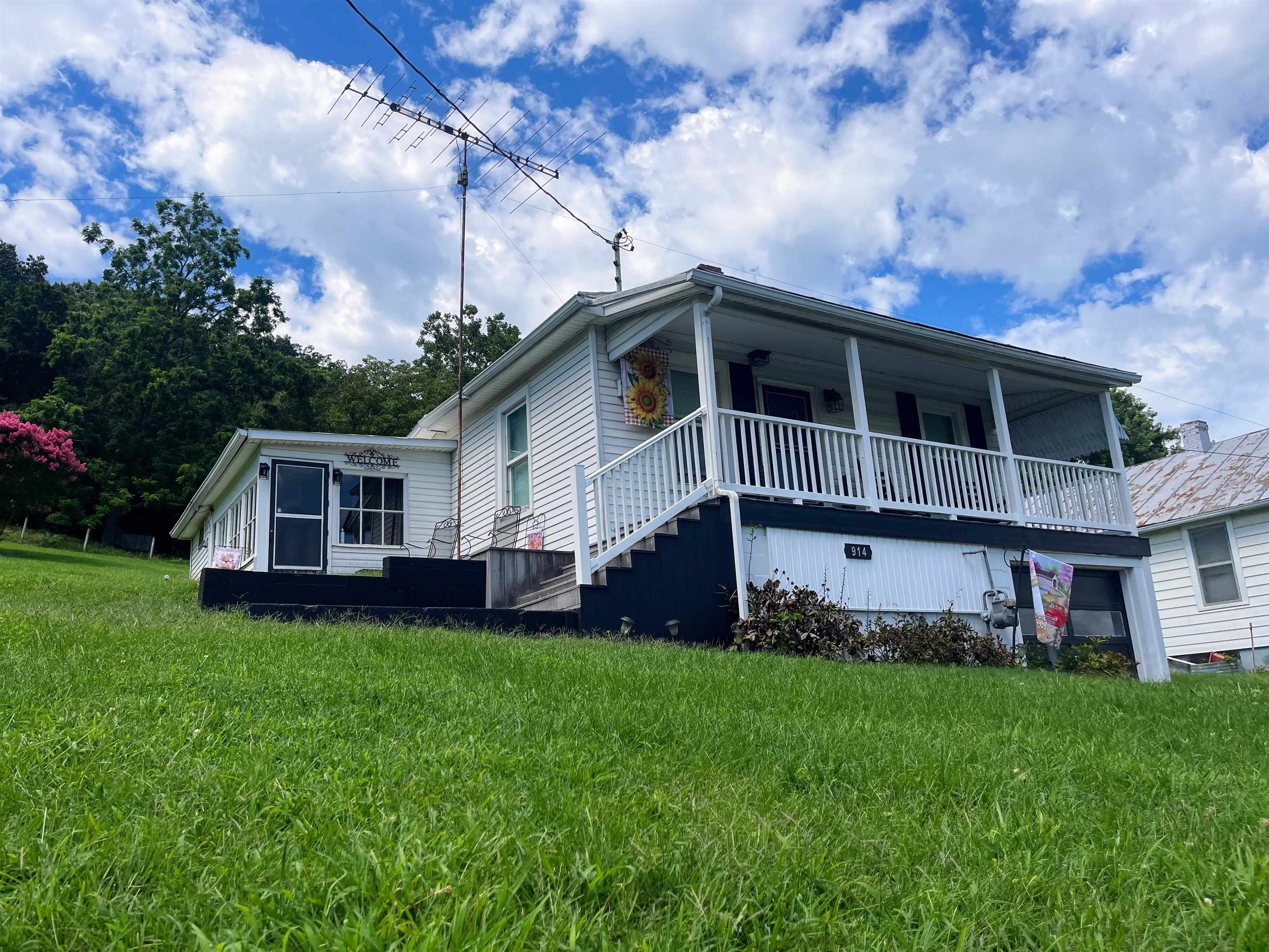 914 ALTA ST, STAUNTON, Virginia 24401, 3 Bedrooms Bedrooms, ,1 BathroomBathrooms,Residential,914 ALTA ST,667408 MLS # 667408