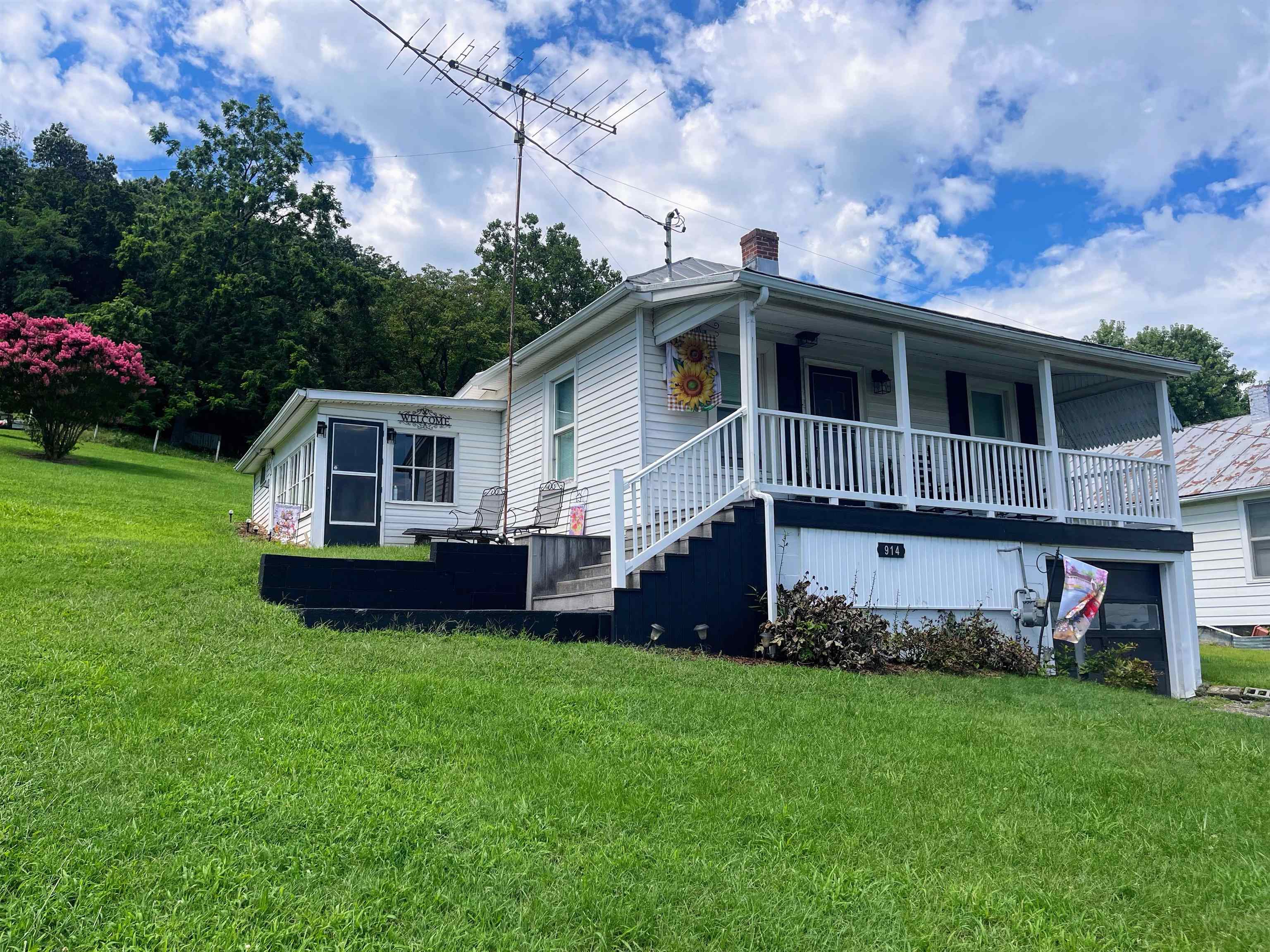 914 ALTA ST, STAUNTON, Virginia 24401, 3 Bedrooms Bedrooms, ,1 BathroomBathrooms,Residential,914 ALTA ST,667408 MLS # 667408