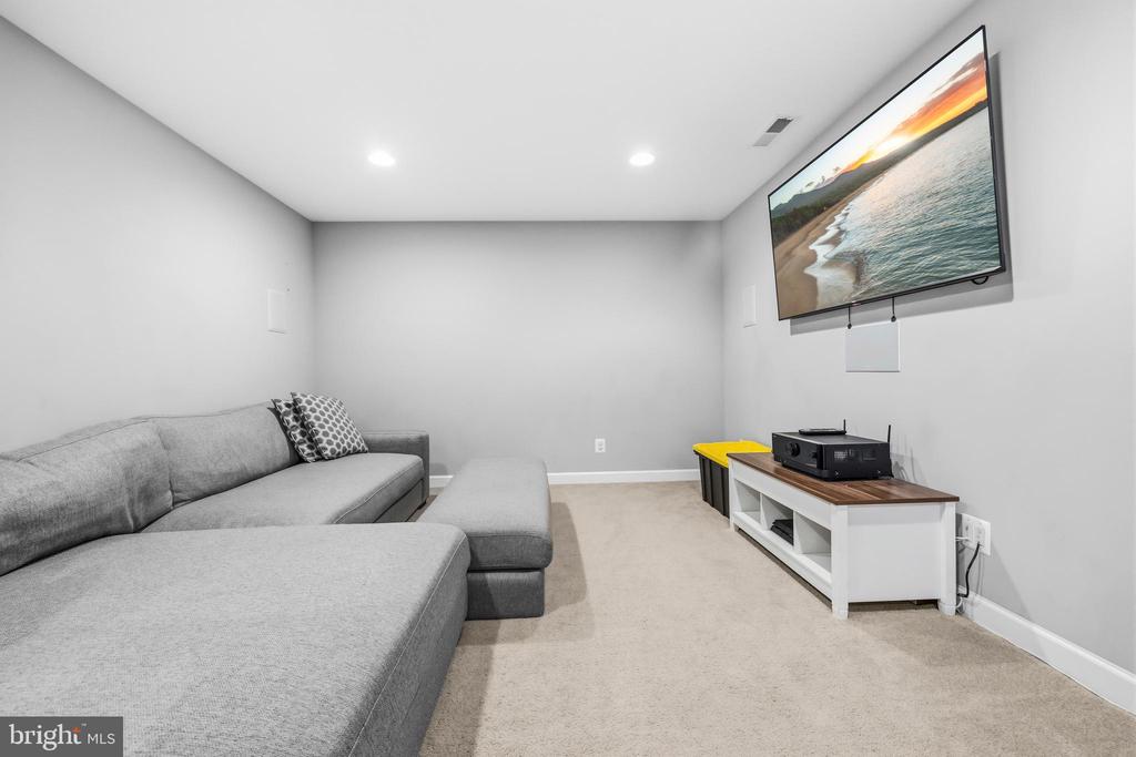 16379 COVEY CIR, AMISSVILLE, Virginia 20106, 5 Bedrooms Bedrooms, ,3 BathroomsBathrooms,Residential,16379 COVEY CIR,VACU2013312 MLS # VACU2013312