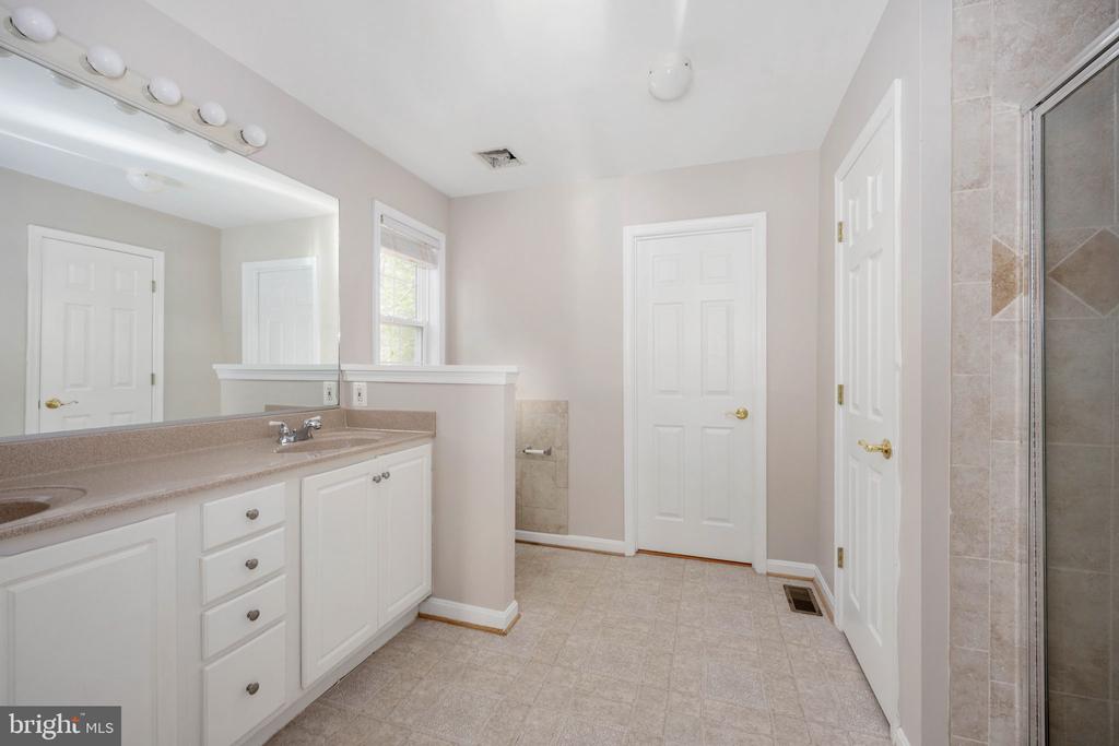 109 CEDAR CT, LOCUST GROVE, Virginia 22508, 3 Bedrooms Bedrooms, ,2 BathroomsBathrooms,Residential,LAKE OF THE WOODS,109 CEDAR CT,VAOR2013838 MLS # VAOR2013838