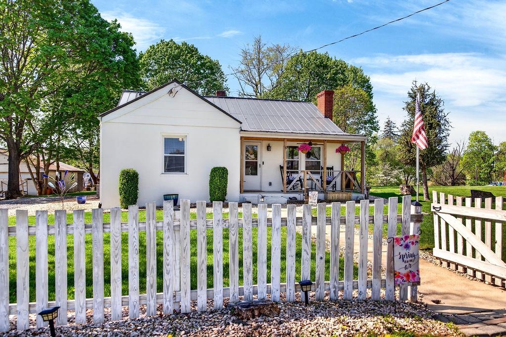 18 BARTLEY ST, STAUNTON, Virginia 24401, 2 Bedrooms Bedrooms, ,1 BathroomBathrooms,Residential,18 BARTLEY ST,675987 MLS # 675987