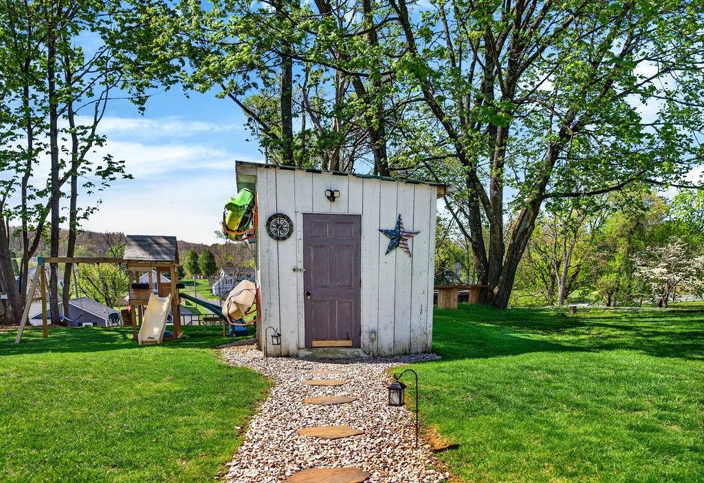 18 BARTLEY ST, STAUNTON, Virginia 24401, 2 Bedrooms Bedrooms, ,1 BathroomBathrooms,Residential,18 BARTLEY ST,675987 MLS # 675987