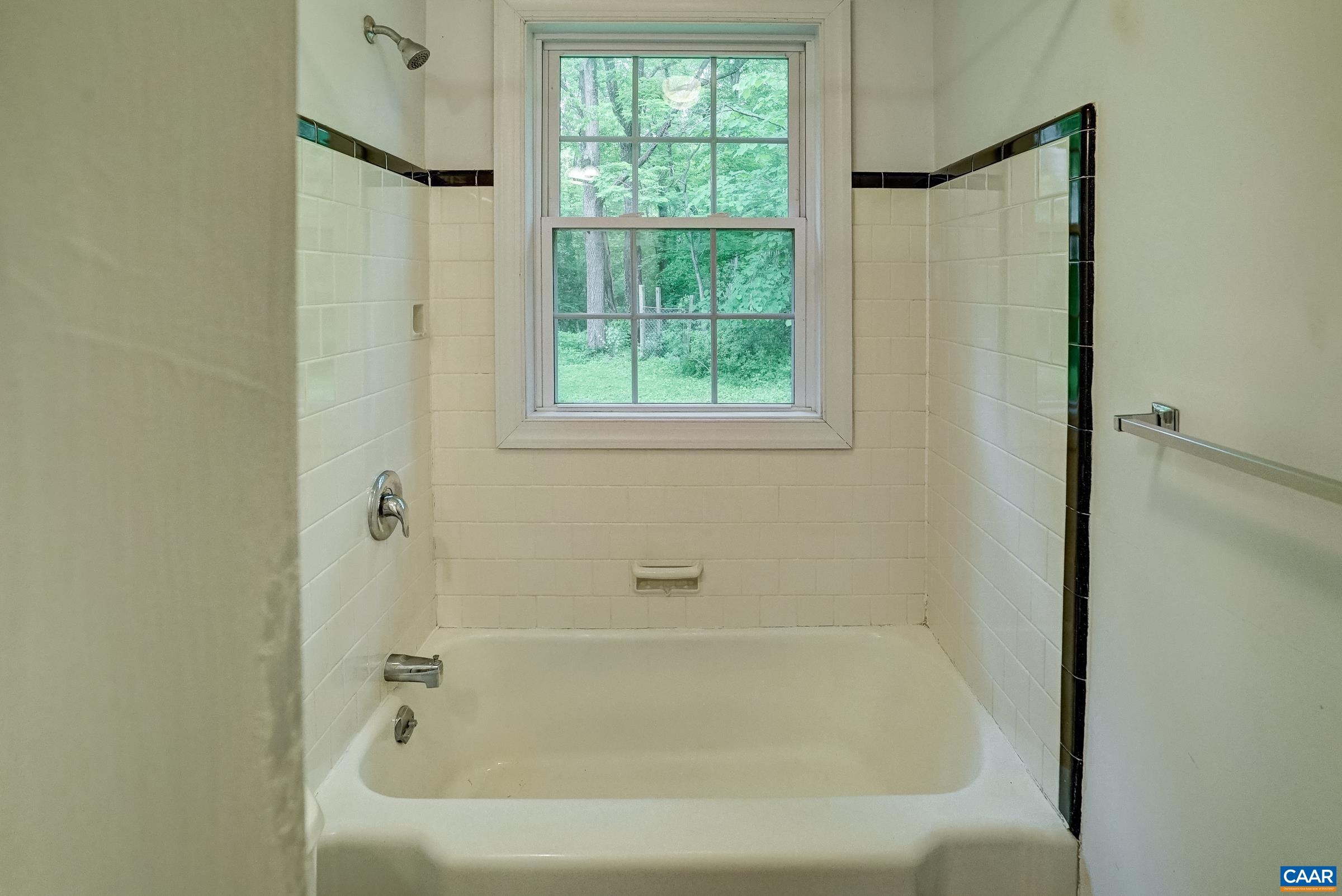 Cottage Full Bathroom
