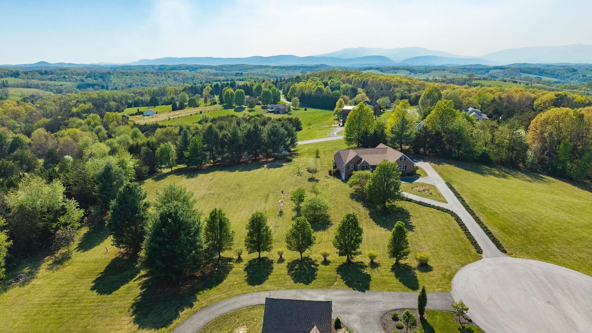 92 FIELDHAVEN DR, STAUNTON, Virginia 24401, 3 Bedrooms Bedrooms, ,3 BathroomsBathrooms,Residential,92 FIELDHAVEN DR,675972 MLS # 675972