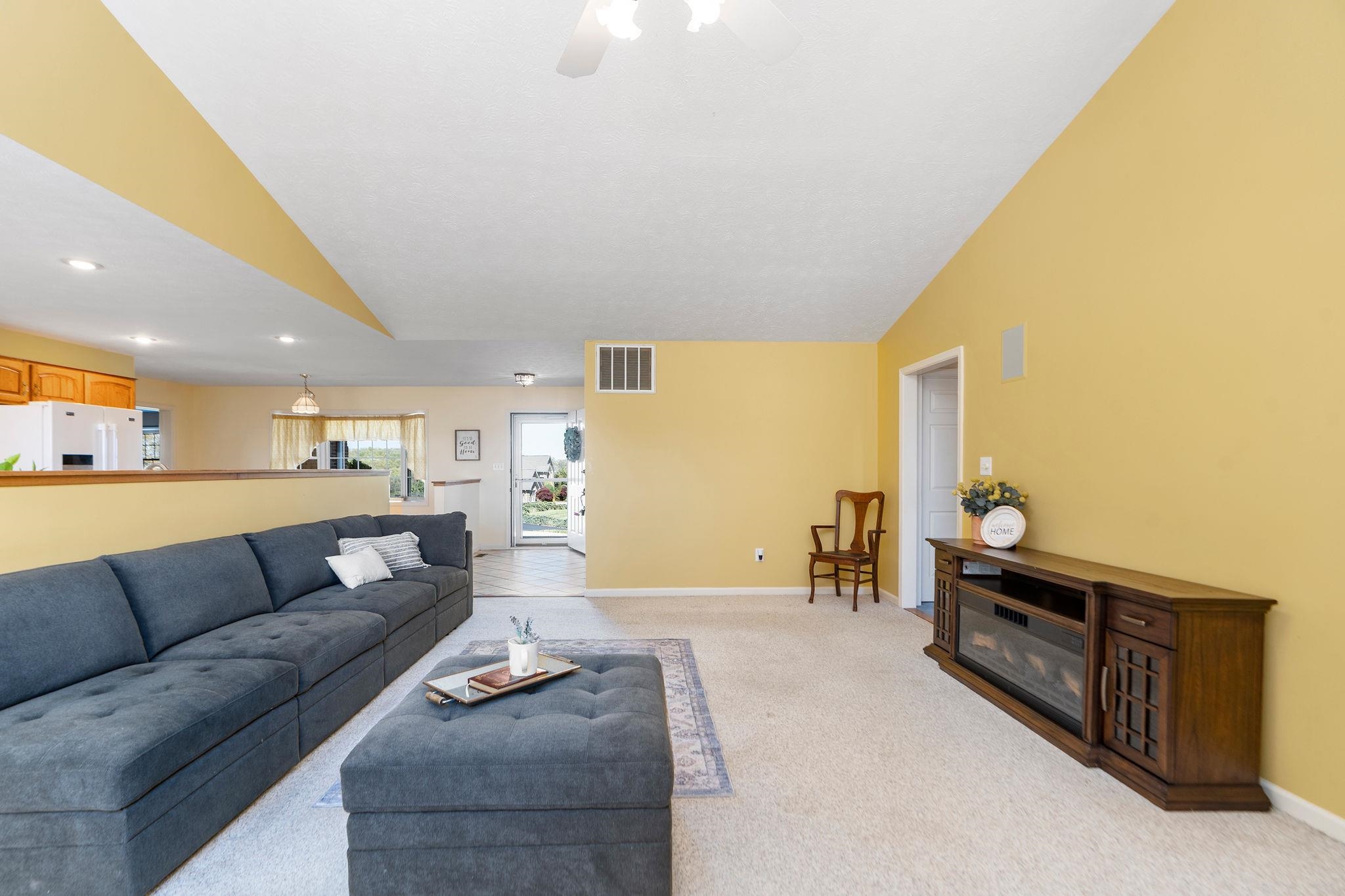 92 FIELDHAVEN DR, STAUNTON, Virginia 24401, 3 Bedrooms Bedrooms, ,3 BathroomsBathrooms,Residential,92 FIELDHAVEN DR,675972 MLS # 675972