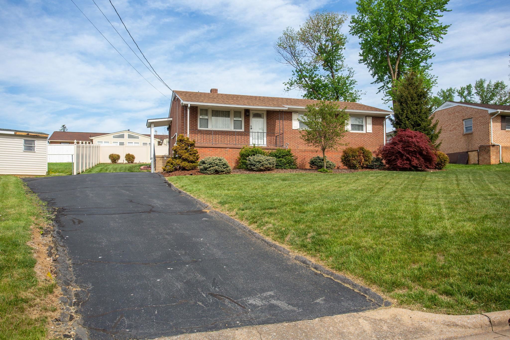 225 HARTMAN DR, HARRISONBURG, Virginia 22802, 3 Bedrooms Bedrooms, ,1 BathroomBathrooms,Residential,225 HARTMAN DR,675982 MLS # 675982