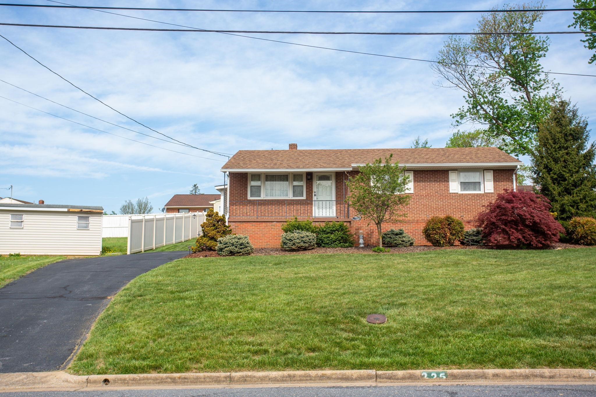 225 HARTMAN DR, HARRISONBURG, Virginia 22802, 3 Bedrooms Bedrooms, ,1 BathroomBathrooms,Residential,225 HARTMAN DR,675982 MLS # 675982