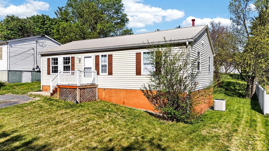 21 BEVERLEY ST, VERONA, Virginia 24482, 3 Bedrooms Bedrooms, ,1 BathroomBathrooms,Residential,21 BEVERLEY ST,675983 MLS # 675983