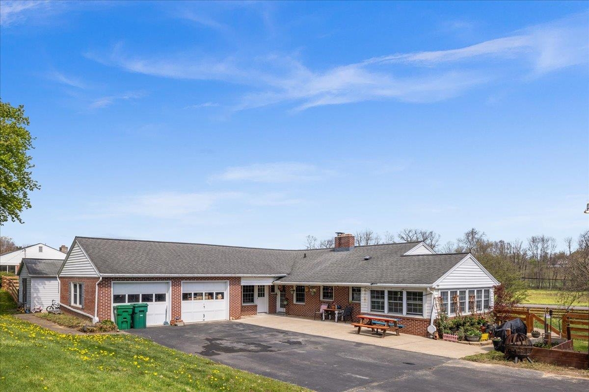 330 N SUNSET DR, BROADWAY, Virginia 22815, 3 Bedrooms Bedrooms, ,2 BathroomsBathrooms,Residential,330 N SUNSET DR,675988 MLS # 675988