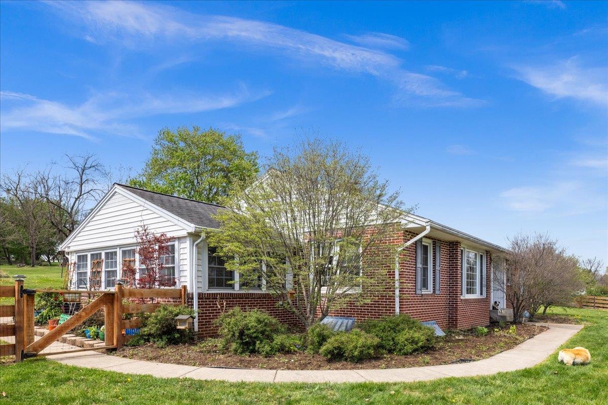 330 N SUNSET DR, BROADWAY, Virginia 22815, 3 Bedrooms Bedrooms, ,2 BathroomsBathrooms,Residential,330 N SUNSET DR,675988 MLS # 675988