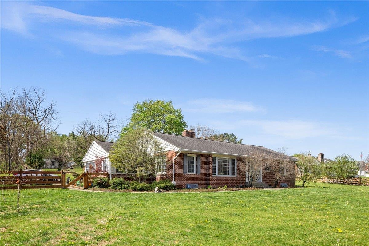 330 N SUNSET DR, BROADWAY, Virginia 22815, 3 Bedrooms Bedrooms, ,2 BathroomsBathrooms,Residential,330 N SUNSET DR,675988 MLS # 675988