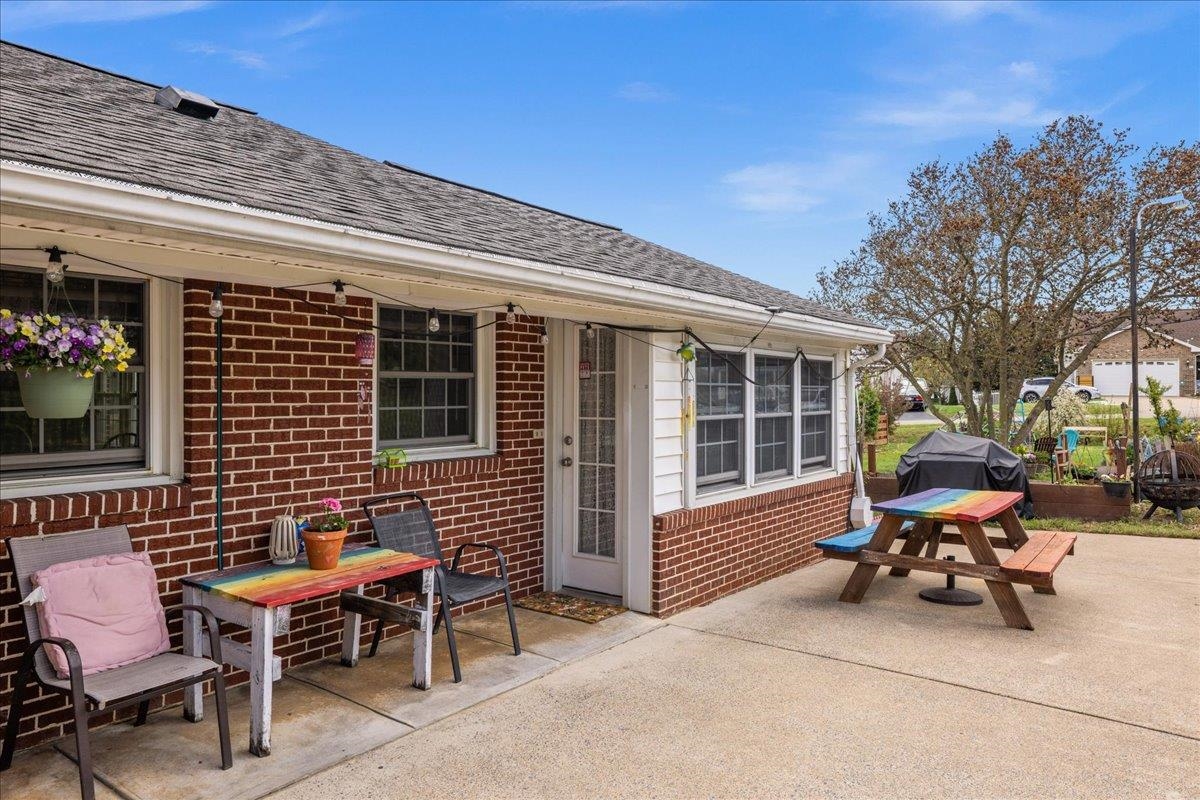 330 N SUNSET DR, BROADWAY, Virginia 22815, 3 Bedrooms Bedrooms, ,2 BathroomsBathrooms,Residential,330 N SUNSET DR,675988 MLS # 675988