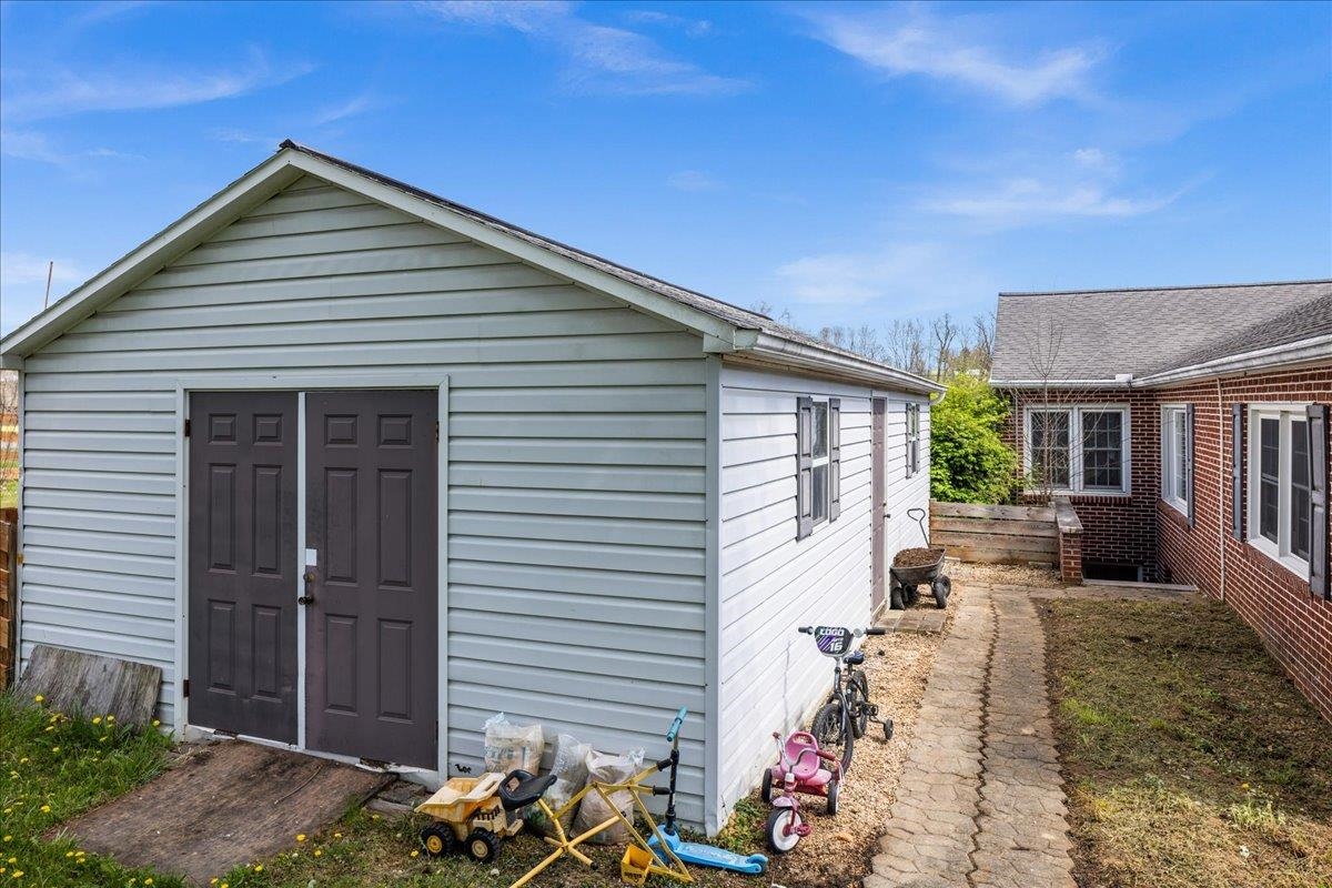 330 N SUNSET DR, BROADWAY, Virginia 22815, 3 Bedrooms Bedrooms, ,2 BathroomsBathrooms,Residential,330 N SUNSET DR,675988 MLS # 675988