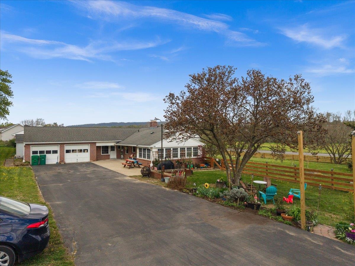 330 N SUNSET DR, BROADWAY, Virginia 22815, 3 Bedrooms Bedrooms, ,2 BathroomsBathrooms,Residential,330 N SUNSET DR,675988 MLS # 675988