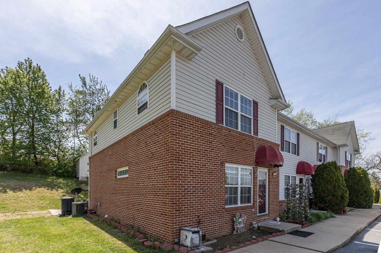 1201 WORDSWORTH CT, HARRISONBURG, Virginia 22802, 3 Bedrooms Bedrooms, ,2 BathroomsBathrooms,Residential,1201 WORDSWORTH CT,676014 MLS # 676014