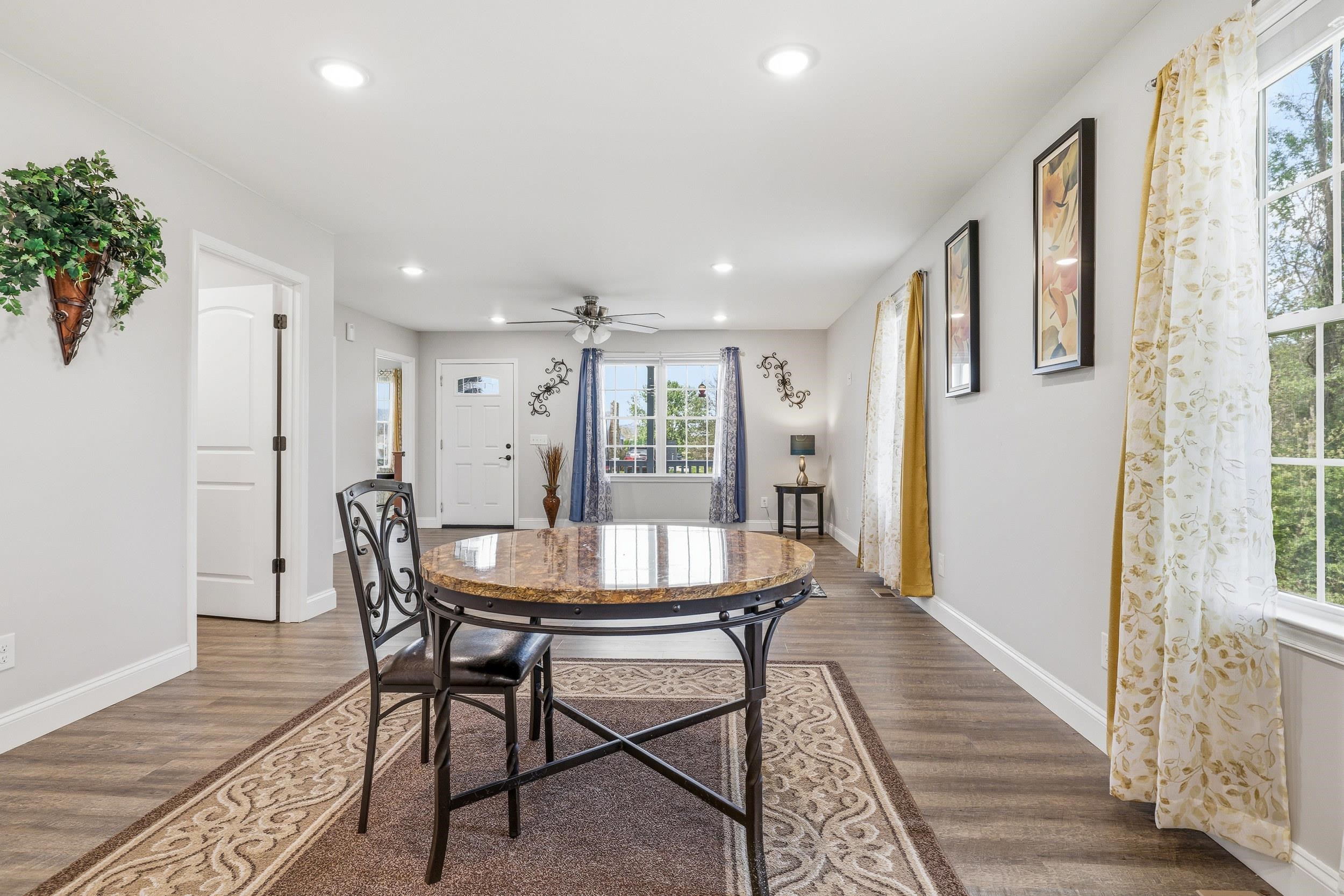 206 W SUMMIT AVE, ELKTON, Virginia 22827, 3 Bedrooms Bedrooms, ,2 BathroomsBathrooms,Residential,206 W SUMMIT AVE,676033 MLS # 676033