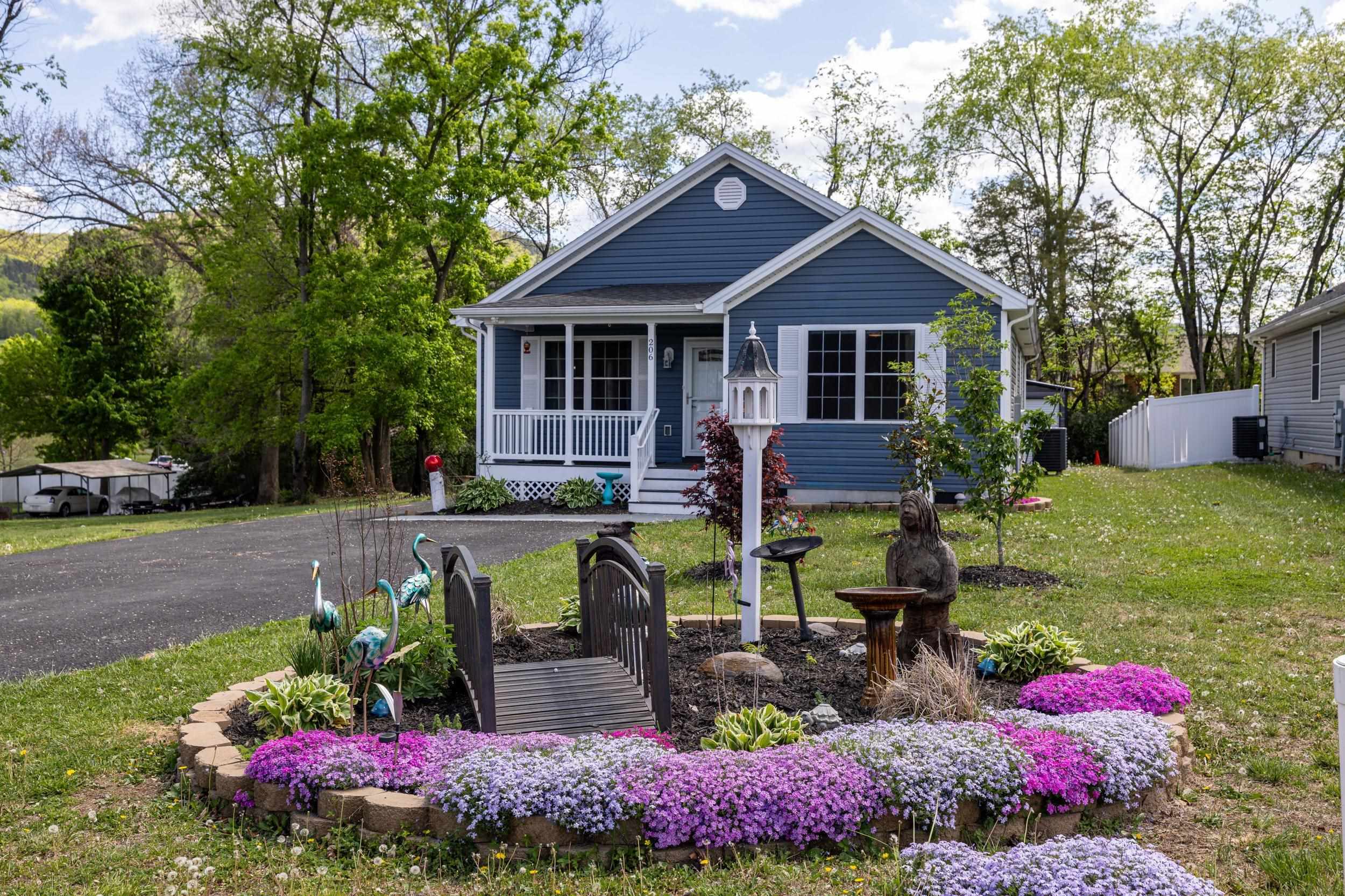 206 W SUMMIT AVE, ELKTON, Virginia 22827, 3 Bedrooms Bedrooms, ,2 BathroomsBathrooms,Residential,206 W SUMMIT AVE,676033 MLS # 676033