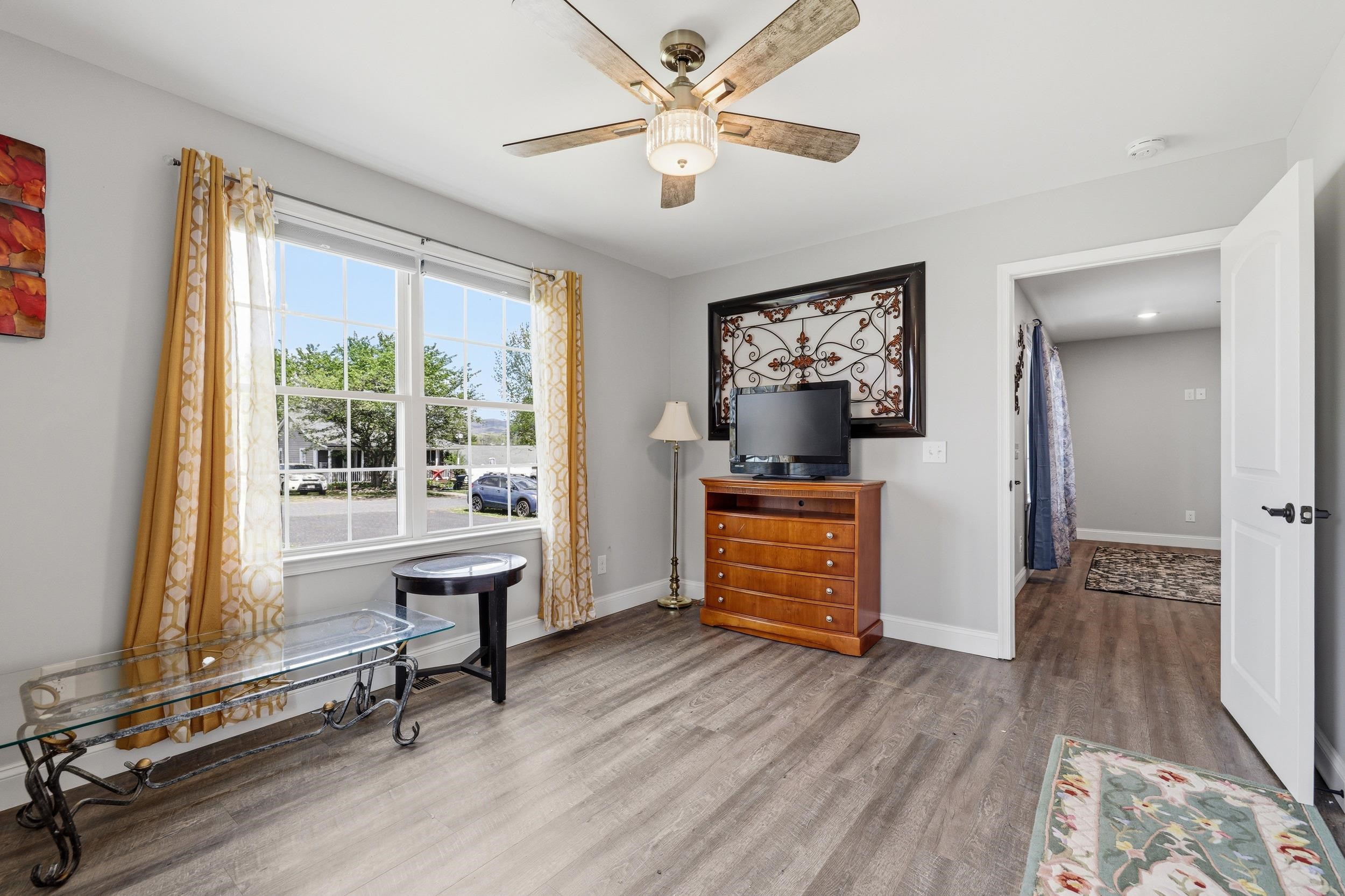 206 W SUMMIT AVE, ELKTON, Virginia 22827, 3 Bedrooms Bedrooms, ,2 BathroomsBathrooms,Residential,206 W SUMMIT AVE,676033 MLS # 676033