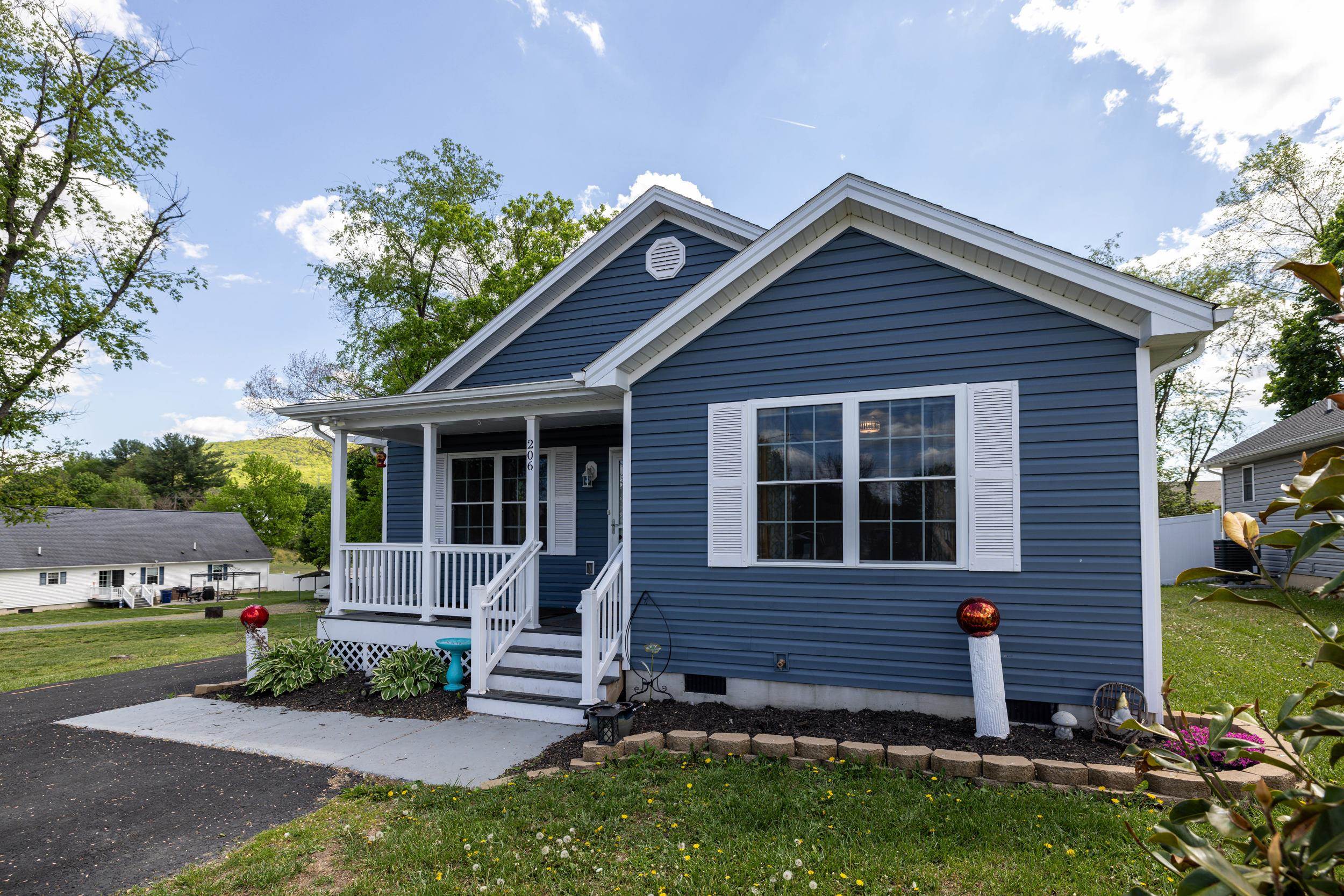 206 W SUMMIT AVE, ELKTON, Virginia 22827, 3 Bedrooms Bedrooms, ,2 BathroomsBathrooms,Residential,206 W SUMMIT AVE,676033 MLS # 676033