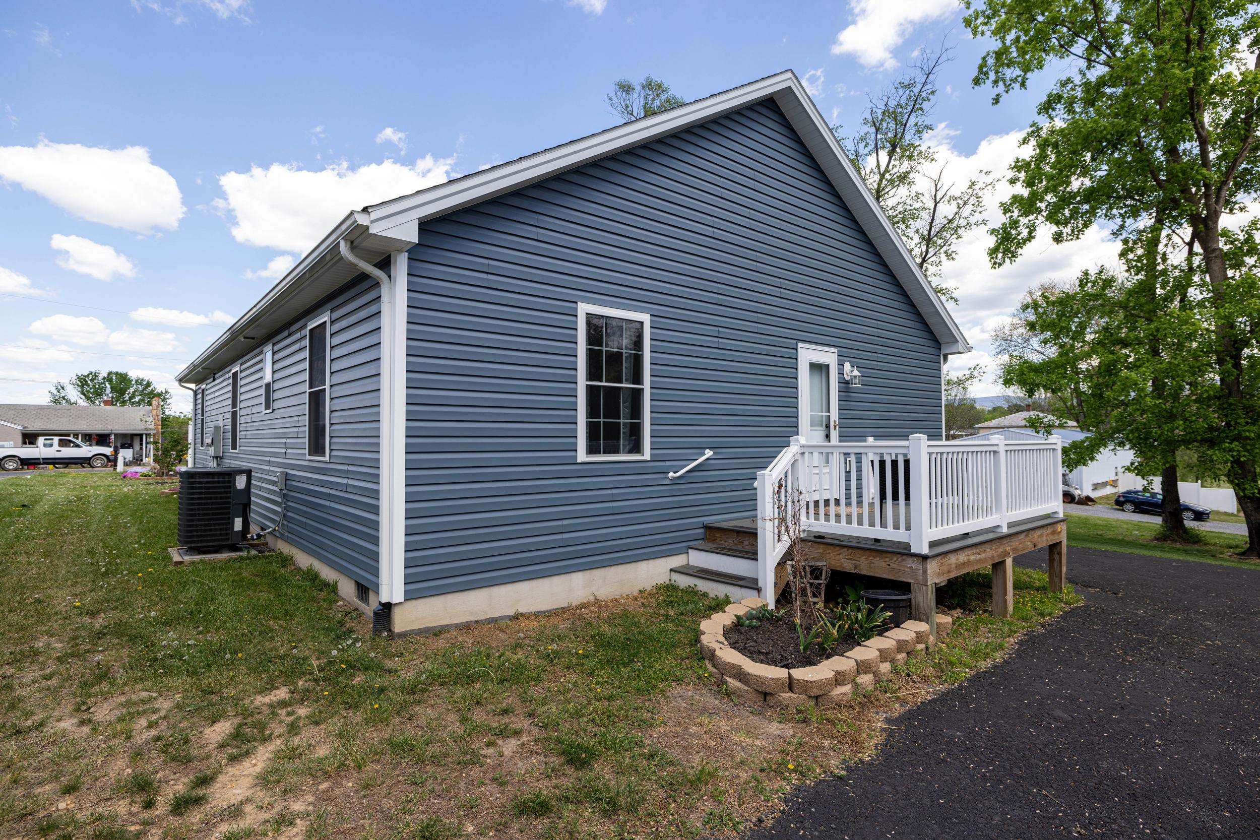 206 W SUMMIT AVE, ELKTON, Virginia 22827, 3 Bedrooms Bedrooms, ,2 BathroomsBathrooms,Residential,206 W SUMMIT AVE,676033 MLS # 676033