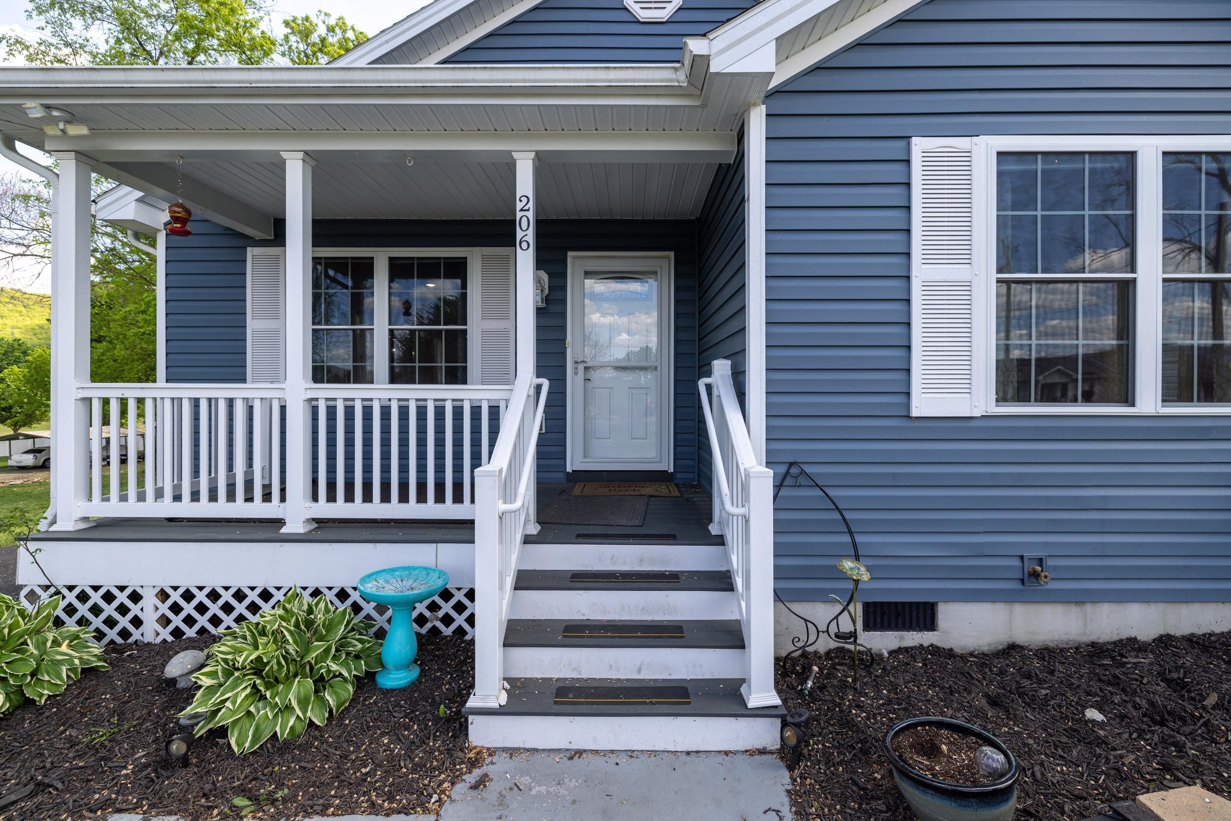 206 W SUMMIT AVE, ELKTON, Virginia 22827, 3 Bedrooms Bedrooms, ,2 BathroomsBathrooms,Residential,206 W SUMMIT AVE,676033 MLS # 676033