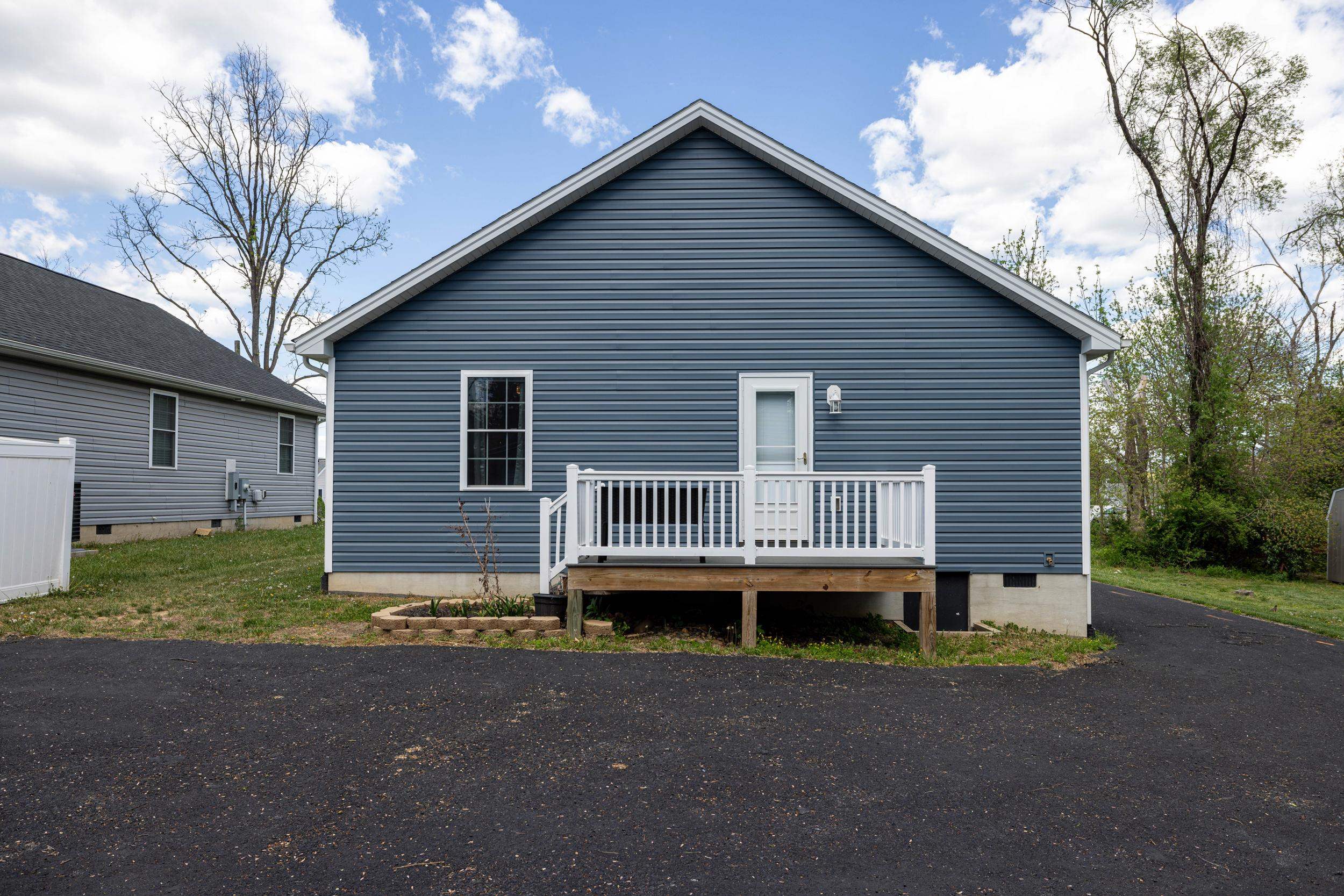 206 W SUMMIT AVE, ELKTON, Virginia 22827, 3 Bedrooms Bedrooms, ,2 BathroomsBathrooms,Residential,206 W SUMMIT AVE,676033 MLS # 676033