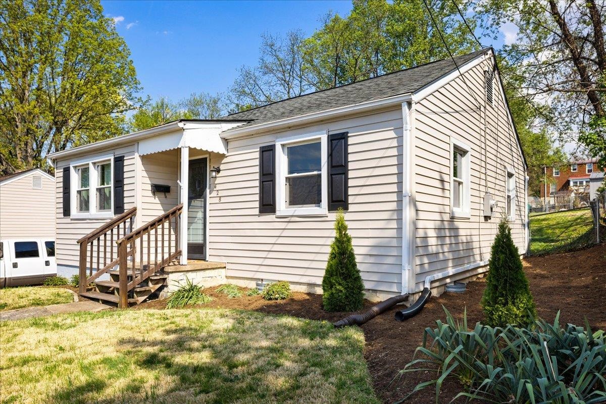 428 S POPLAR AVE, WAYNESBORO, Virginia 22980, 2 Bedrooms Bedrooms, ,1 BathroomBathrooms,Residential,428 S POPLAR AVE,676066 MLS # 676066