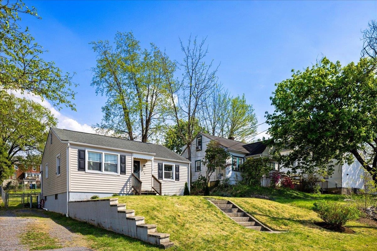 428 S POPLAR AVE, WAYNESBORO, Virginia 22980, 2 Bedrooms Bedrooms, ,1 BathroomBathrooms,Residential,428 S POPLAR AVE,676066 MLS # 676066