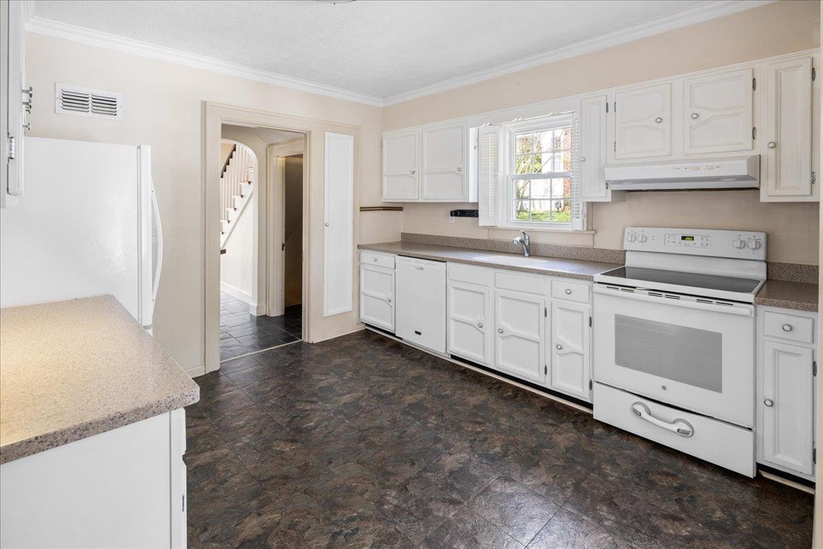 907 SELMA BLVD, STAUNTON, Virginia 24401, 3 Bedrooms Bedrooms, ,2 BathroomsBathrooms,Residential,907 SELMA BLVD,676067 MLS # 676067