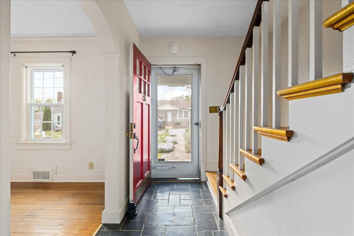 907 SELMA BLVD, STAUNTON, Virginia 24401, 3 Bedrooms Bedrooms, ,2 BathroomsBathrooms,Residential,907 SELMA BLVD,676067 MLS # 676067