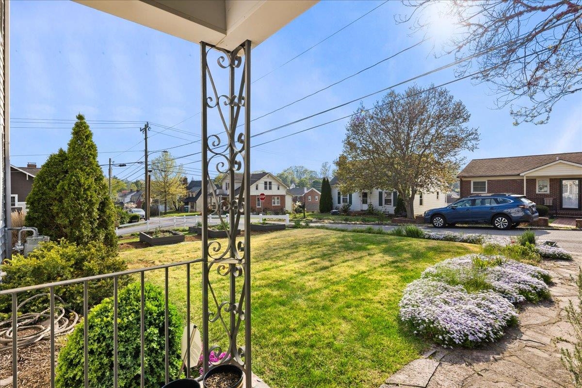 907 SELMA BLVD, STAUNTON, Virginia 24401, 3 Bedrooms Bedrooms, ,2 BathroomsBathrooms,Residential,907 SELMA BLVD,676067 MLS # 676067