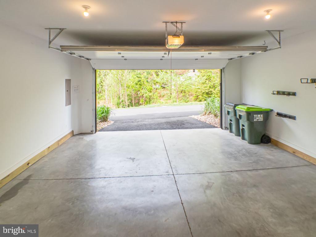 579 LOCHLYN HILL DR, CHARLOTTESVILLE, Virginia 22901, 3 Bedrooms Bedrooms, ,3 BathroomsBathrooms,Residential,579 LOCHLYN HILL DR,VACO2000228 MLS # VACO2000228