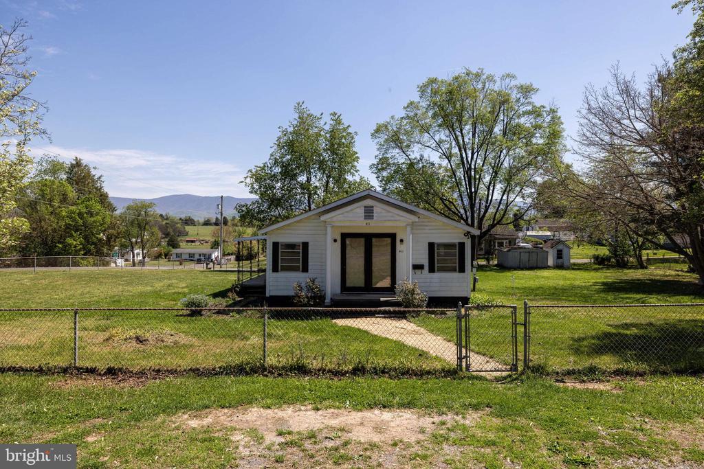 411 FOURTH ST, LURAY, Virginia 22835, 3 Bedrooms Bedrooms, ,1 BathroomBathrooms,Residential,411 FOURTH ST,VAPA2006332 MLS # VAPA2006332