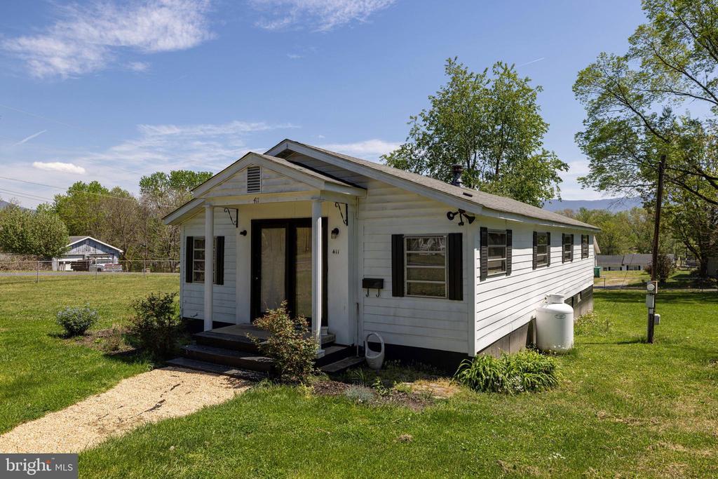 411 FOURTH ST, LURAY, Virginia 22835, 3 Bedrooms Bedrooms, ,1 BathroomBathrooms,Residential,411 FOURTH ST,VAPA2006332 MLS # VAPA2006332