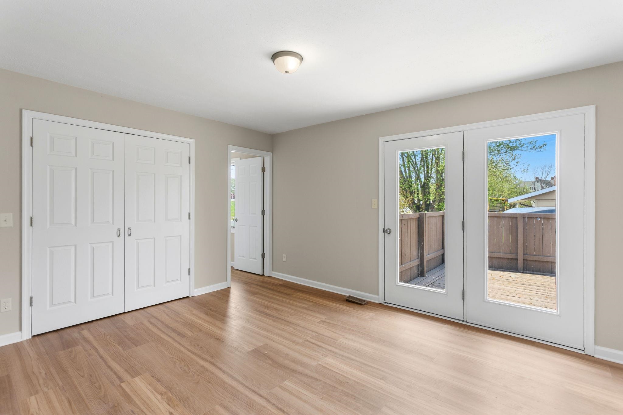 with entrance to privacy deck.