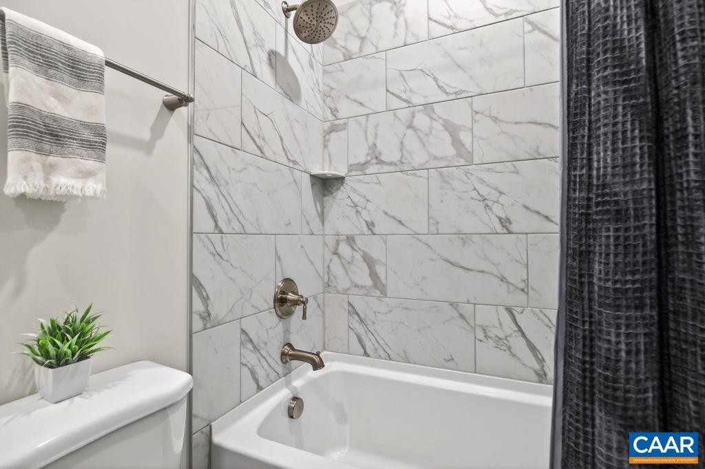 20 AVONWOODS CT, STAUNTON, Virginia 24401, 4 Bedrooms Bedrooms, ,3 BathroomsBathrooms,Residential,20 AVONWOODS CT,676107 MLS # 676107