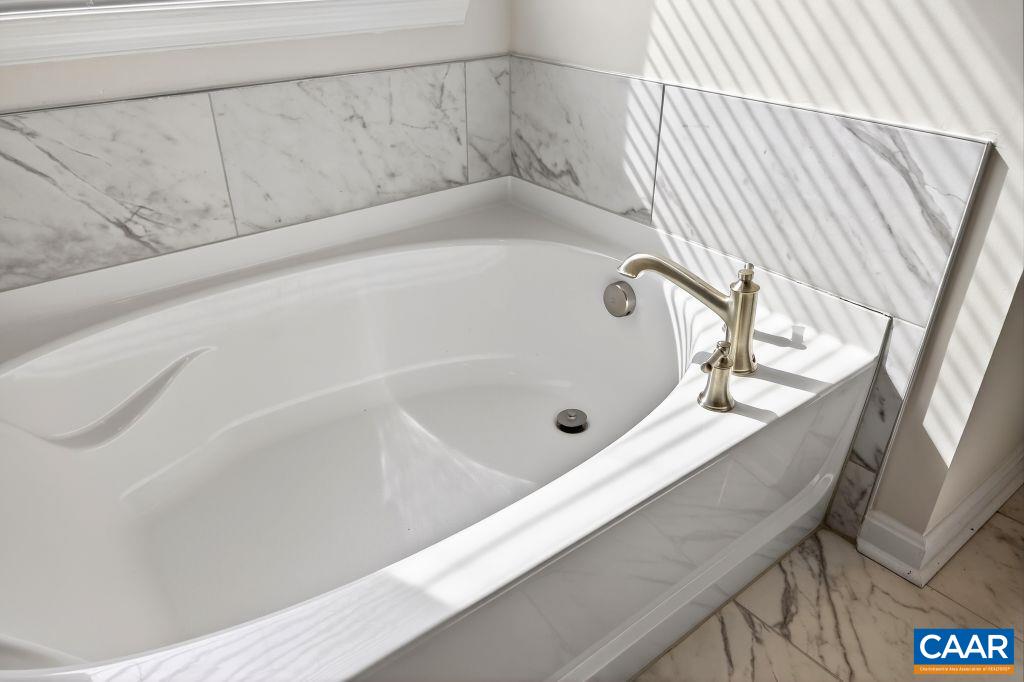 20 AVONWOODS CT, STAUNTON, Virginia 24401, 4 Bedrooms Bedrooms, ,3 BathroomsBathrooms,Residential,20 AVONWOODS CT,676107 MLS # 676107