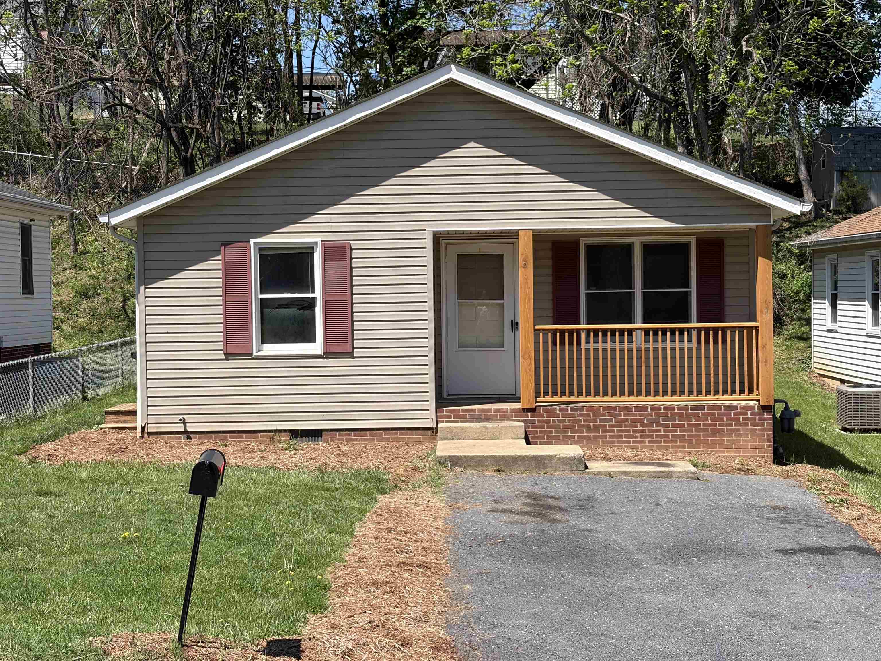 636 A ST, STAUNTON, Virginia 24401, 3 Bedrooms Bedrooms, ,2 BathroomsBathrooms,Residential,636 A ST,676113 MLS # 676113