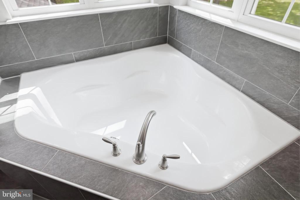 6324 VINT HILL RD, WARRENTON, Virginia 20187, 5 Bedrooms Bedrooms, ,2 BathroomsBathrooms,Residential,6324 VINT HILL RD,VAFQ2021488 MLS # VAFQ2021488