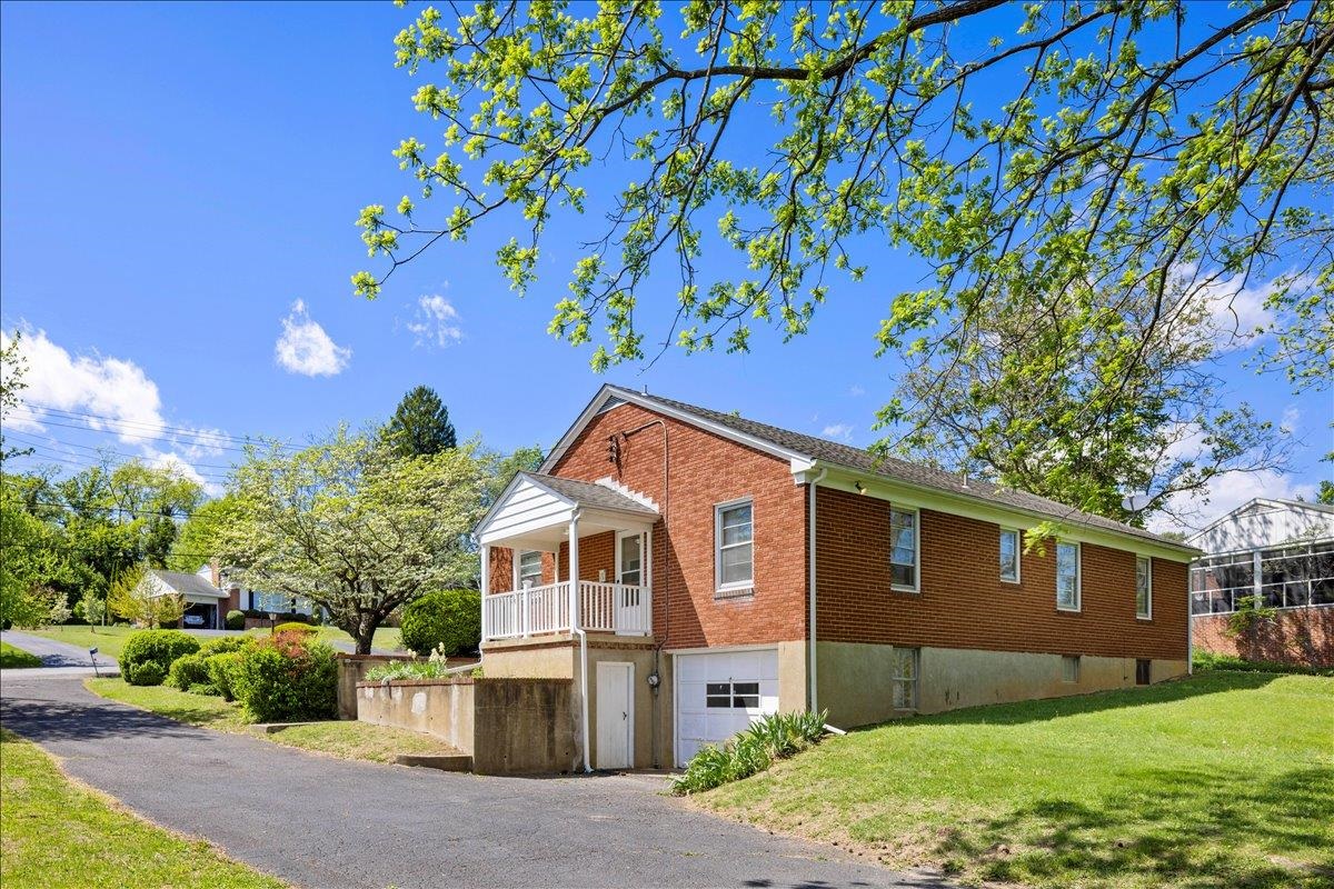 9 BALDWIN DR, STAUNTON, Virginia 24401, 3 Bedrooms Bedrooms, ,1 BathroomBathrooms,Residential,9 BALDWIN DR,675753 MLS # 675753