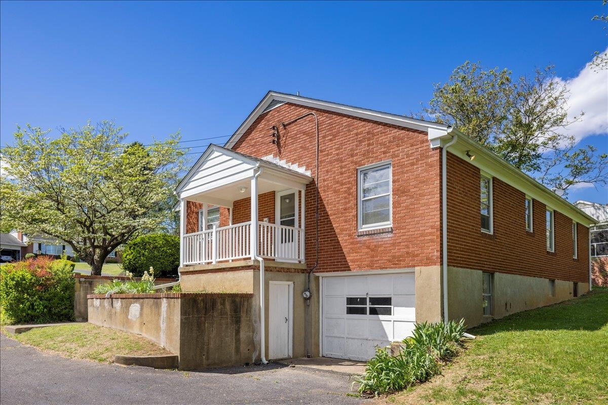 9 BALDWIN DR, STAUNTON, Virginia 24401, 3 Bedrooms Bedrooms, ,1 BathroomBathrooms,Residential,9 BALDWIN DR,675753 MLS # 675753