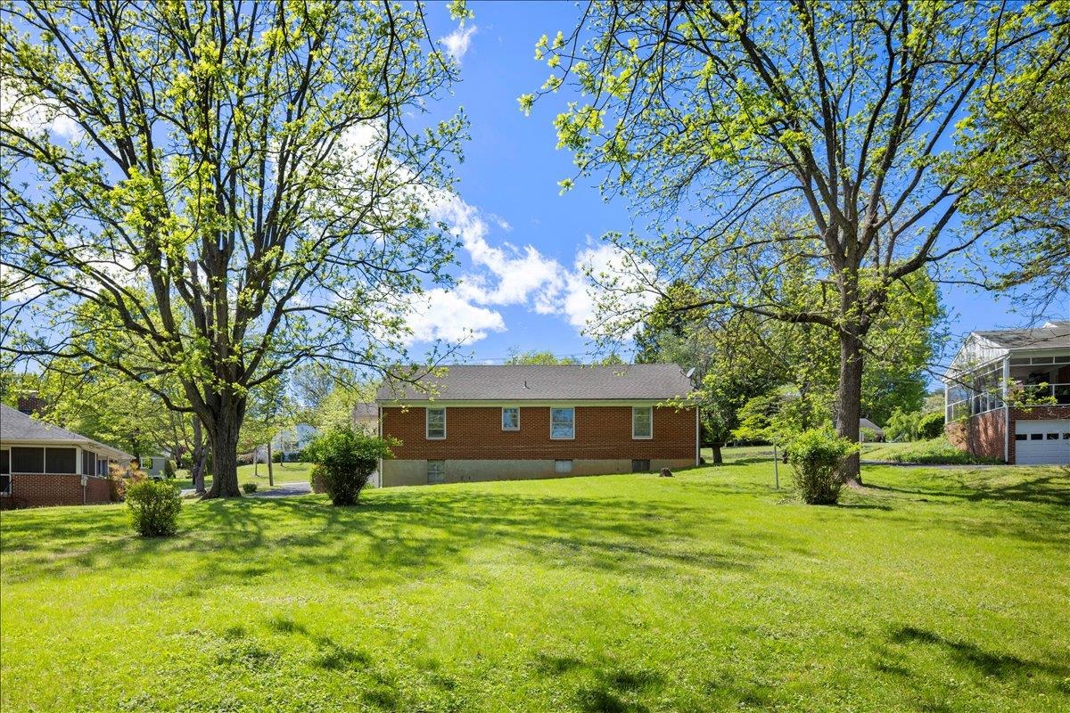 9 BALDWIN DR, STAUNTON, Virginia 24401, 3 Bedrooms Bedrooms, ,1 BathroomBathrooms,Residential,9 BALDWIN DR,675753 MLS # 675753