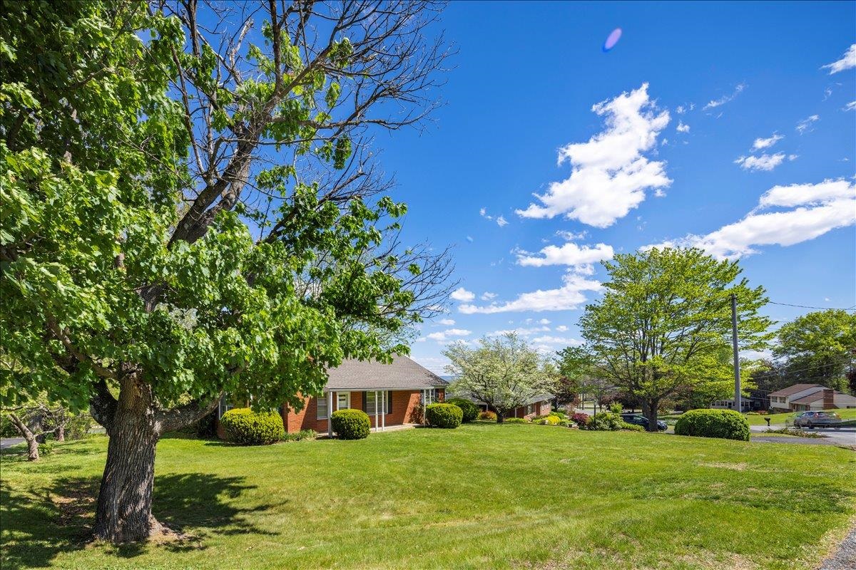 9 BALDWIN DR, STAUNTON, Virginia 24401, 3 Bedrooms Bedrooms, ,1 BathroomBathrooms,Residential,9 BALDWIN DR,675753 MLS # 675753