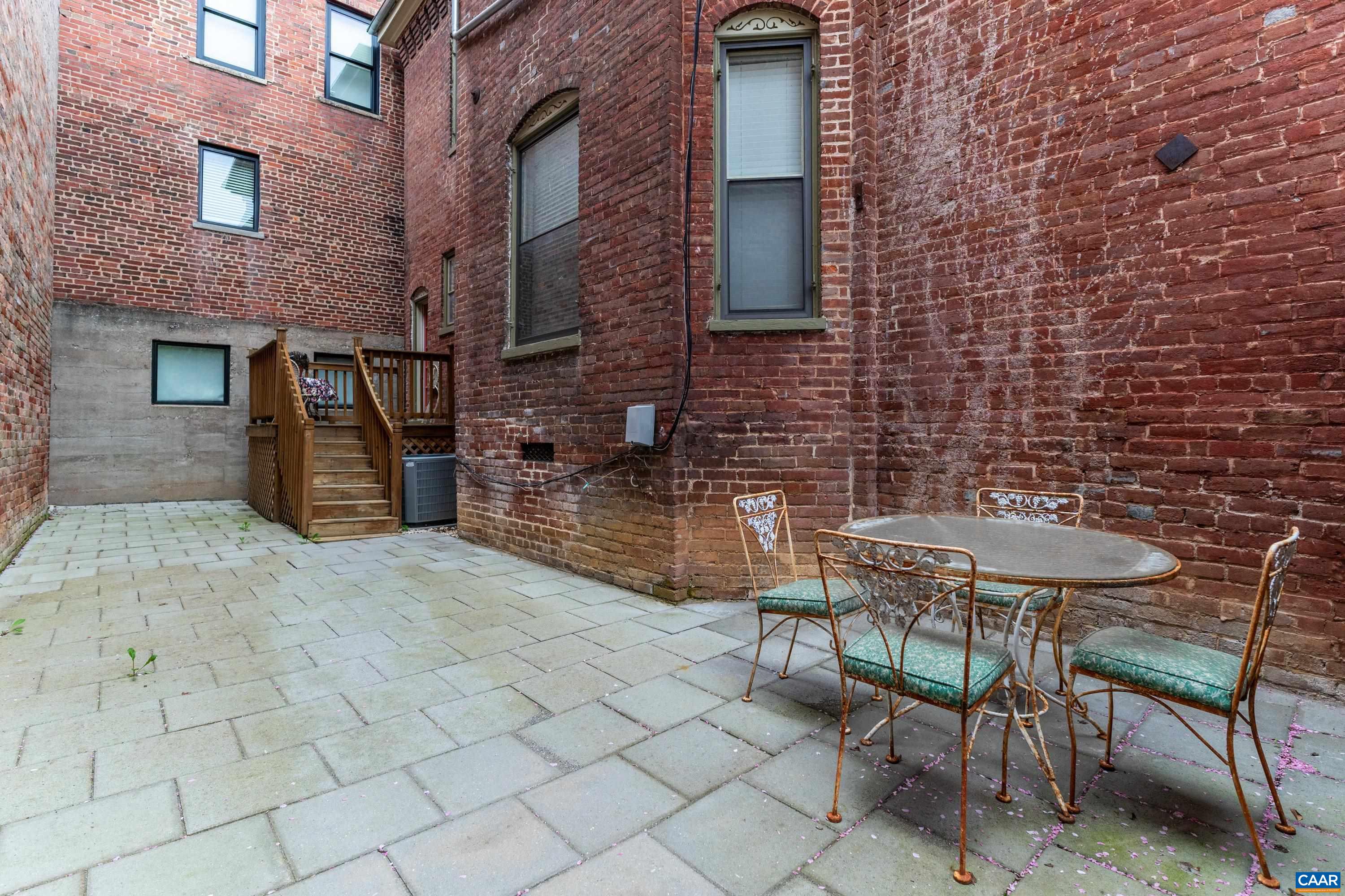 10 N MARKET ST, STAUNTON, Virginia 24401, ,Residential,10 N MARKET ST,676088 MLS # 676088