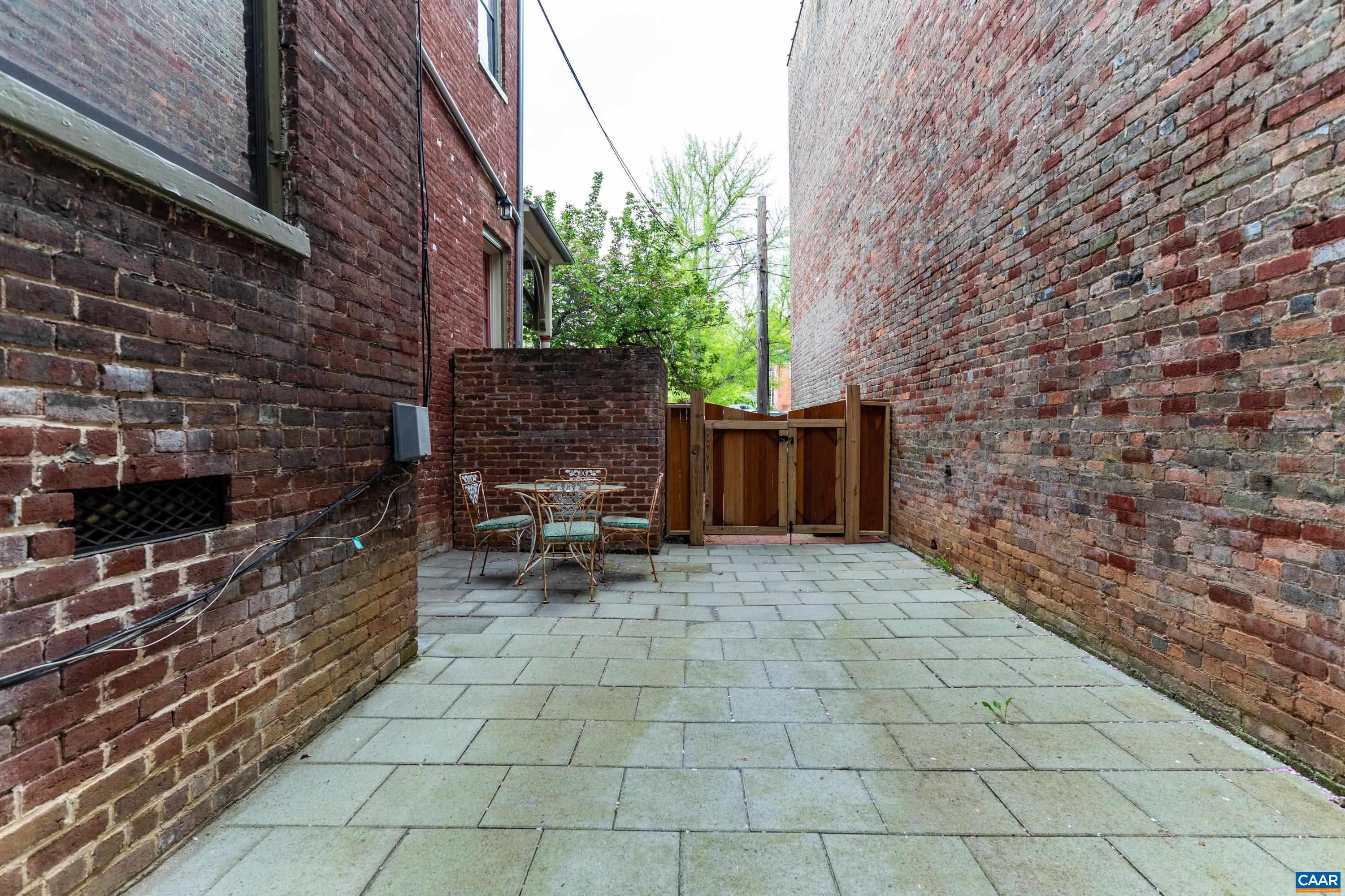 10 N MARKET ST, STAUNTON, Virginia 24401, ,Residential,10 N MARKET ST,676088 MLS # 676088