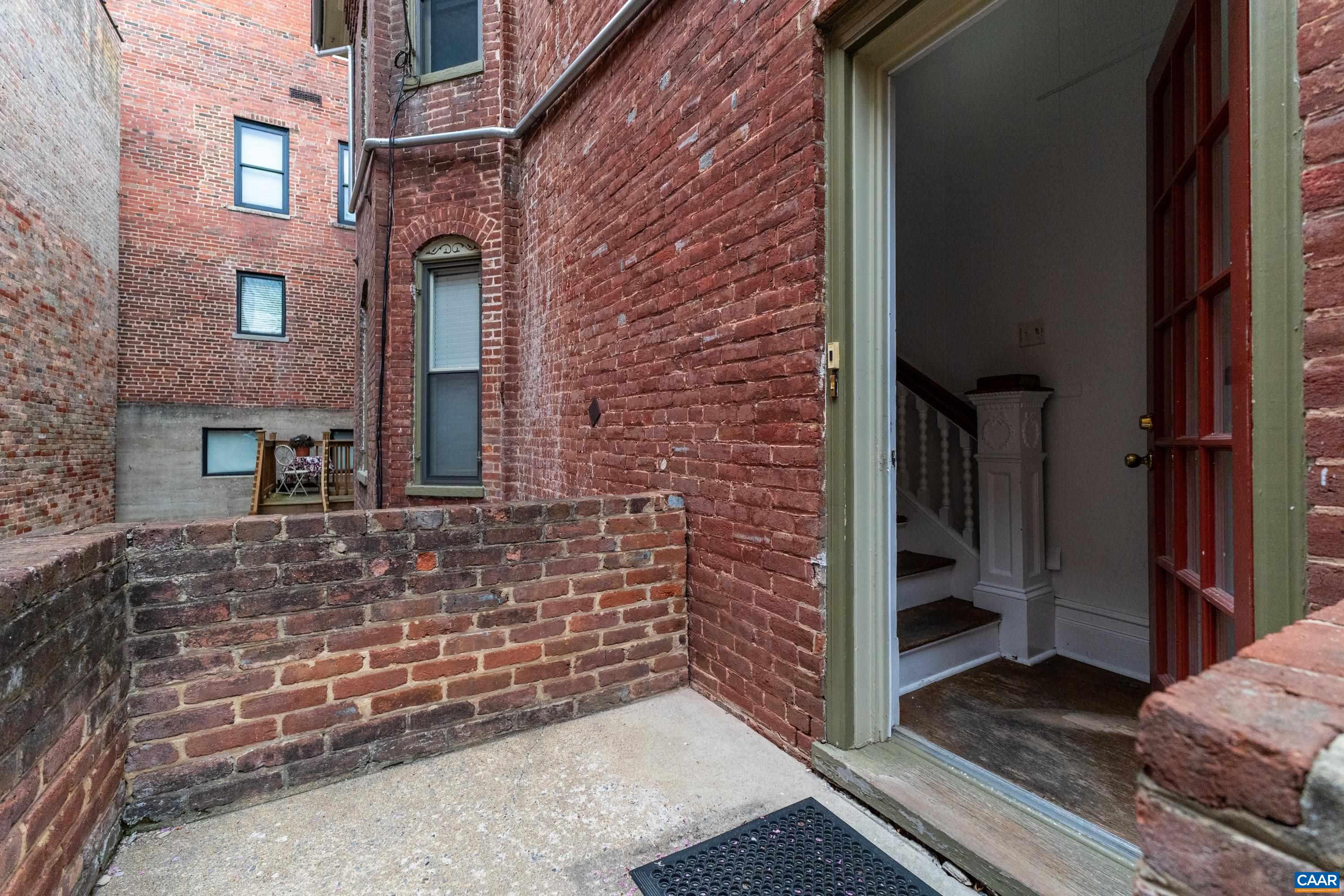 10 N MARKET ST, STAUNTON, Virginia 24401, ,Residential,10 N MARKET ST,676088 MLS # 676088