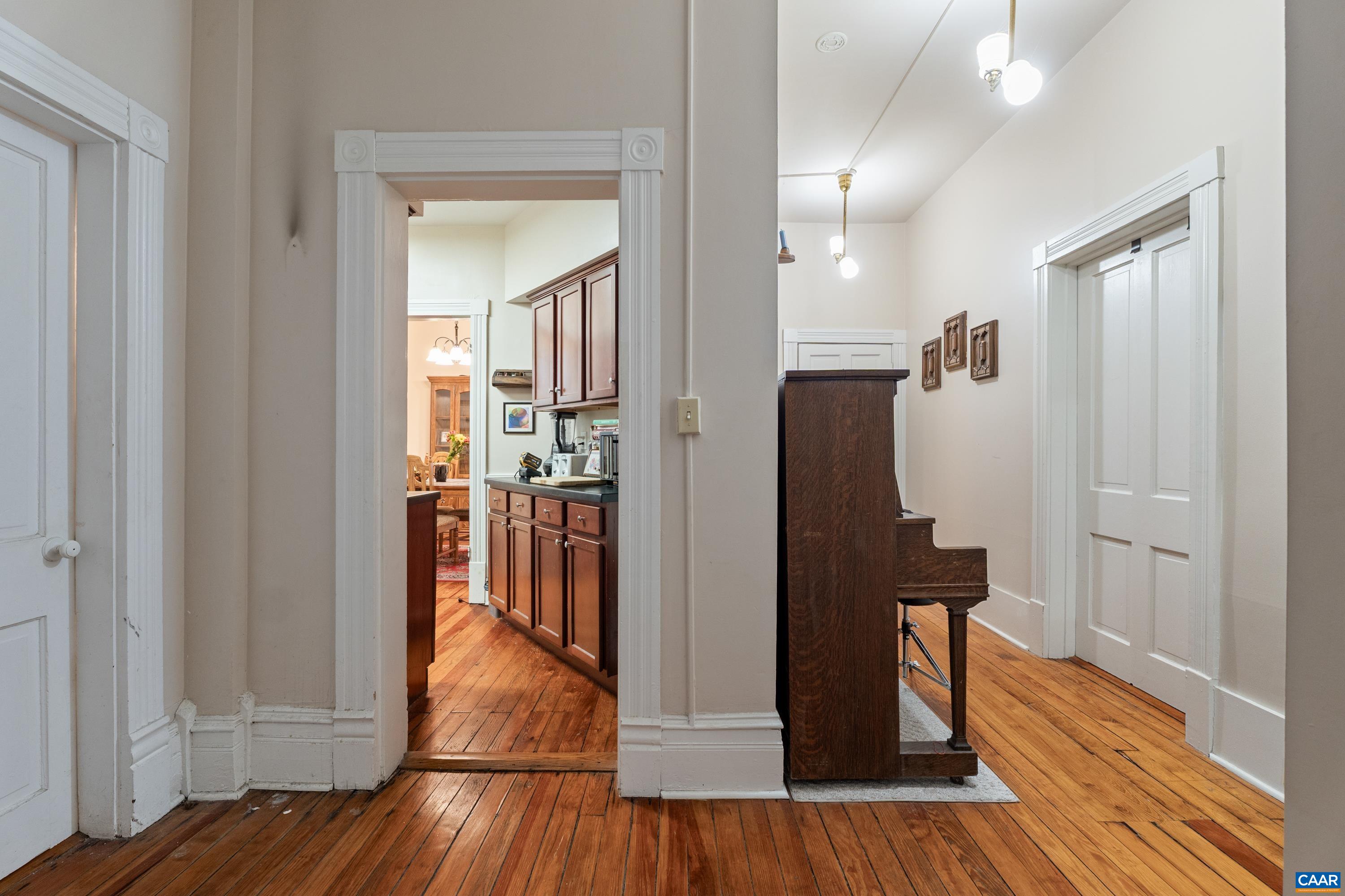 10 N MARKET ST, STAUNTON, Virginia 24401, ,Residential,10 N MARKET ST,676088 MLS # 676088